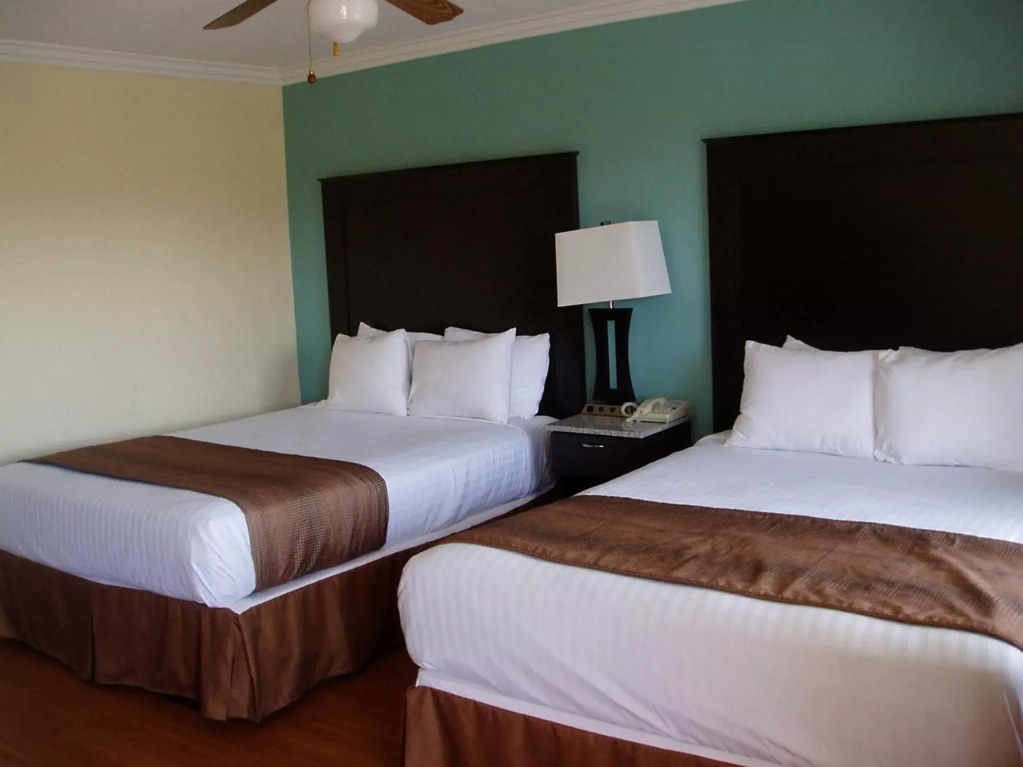 Photo of the whole room, Bed in Rockview Inn and Suites