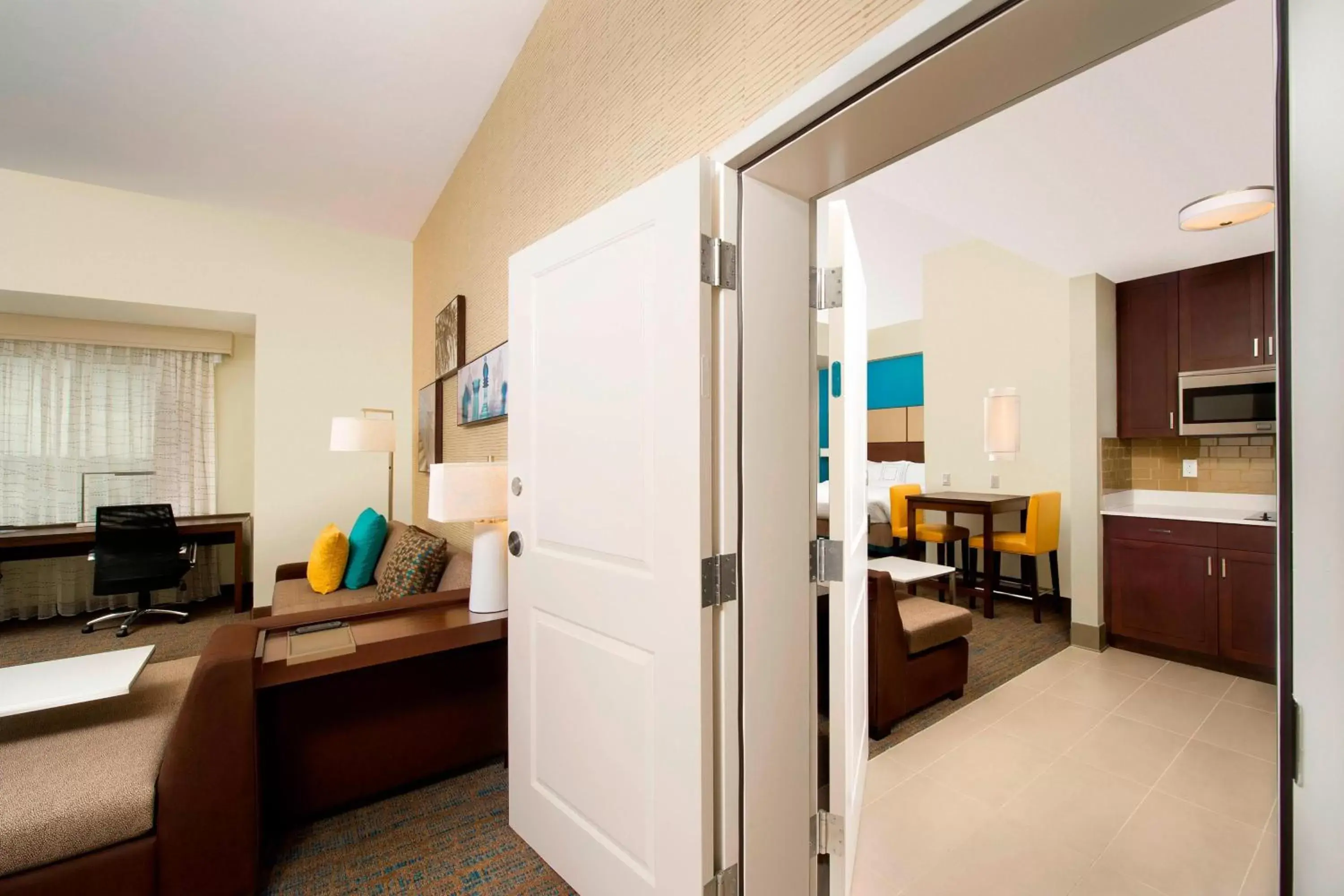 Photo of the whole room, Kitchen/Kitchenette in Residence Inn by Marriott Miami Airport West/Doral