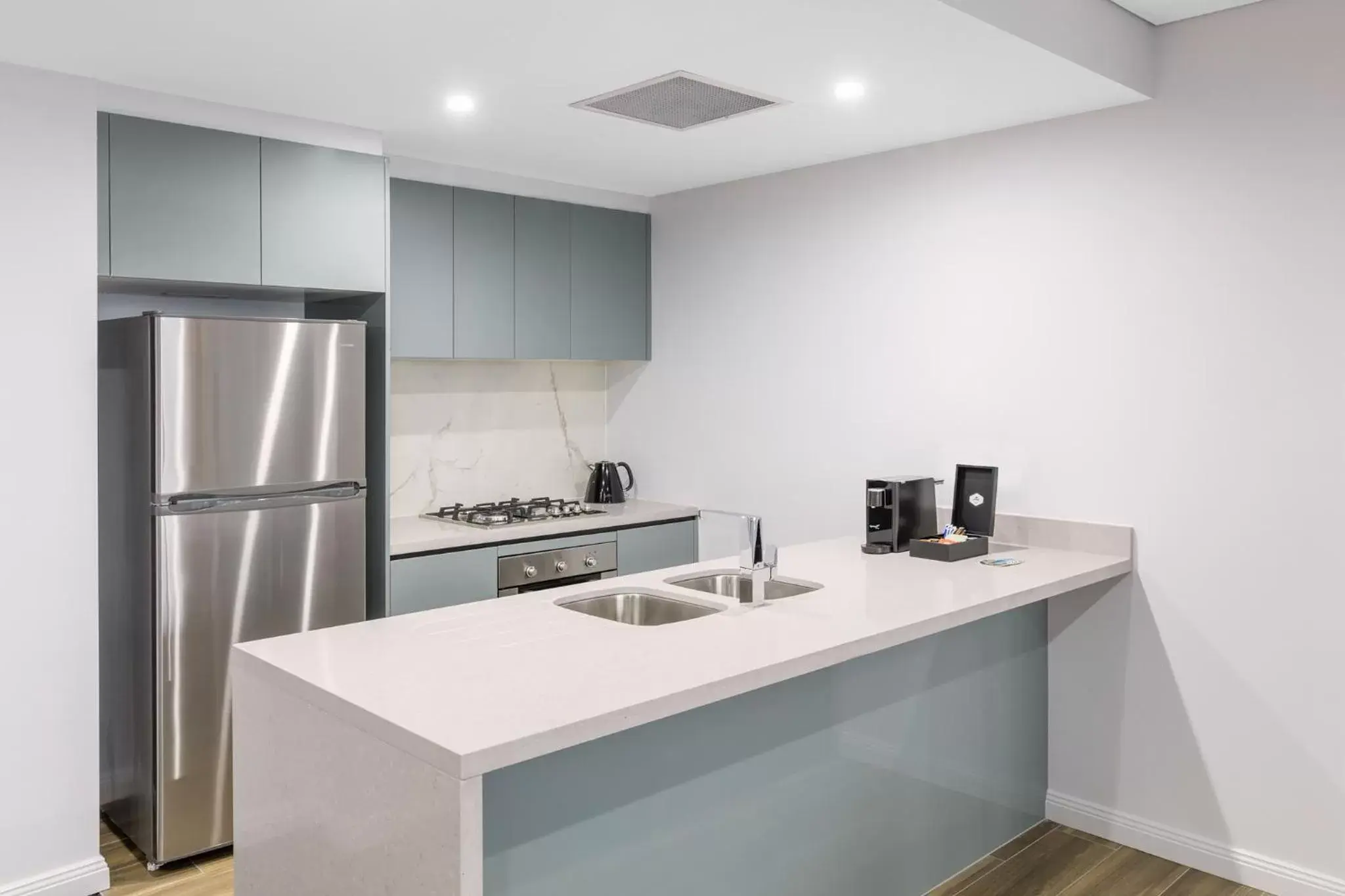 kitchen, Kitchen/Kitchenette in Meriton Suites North Sydney