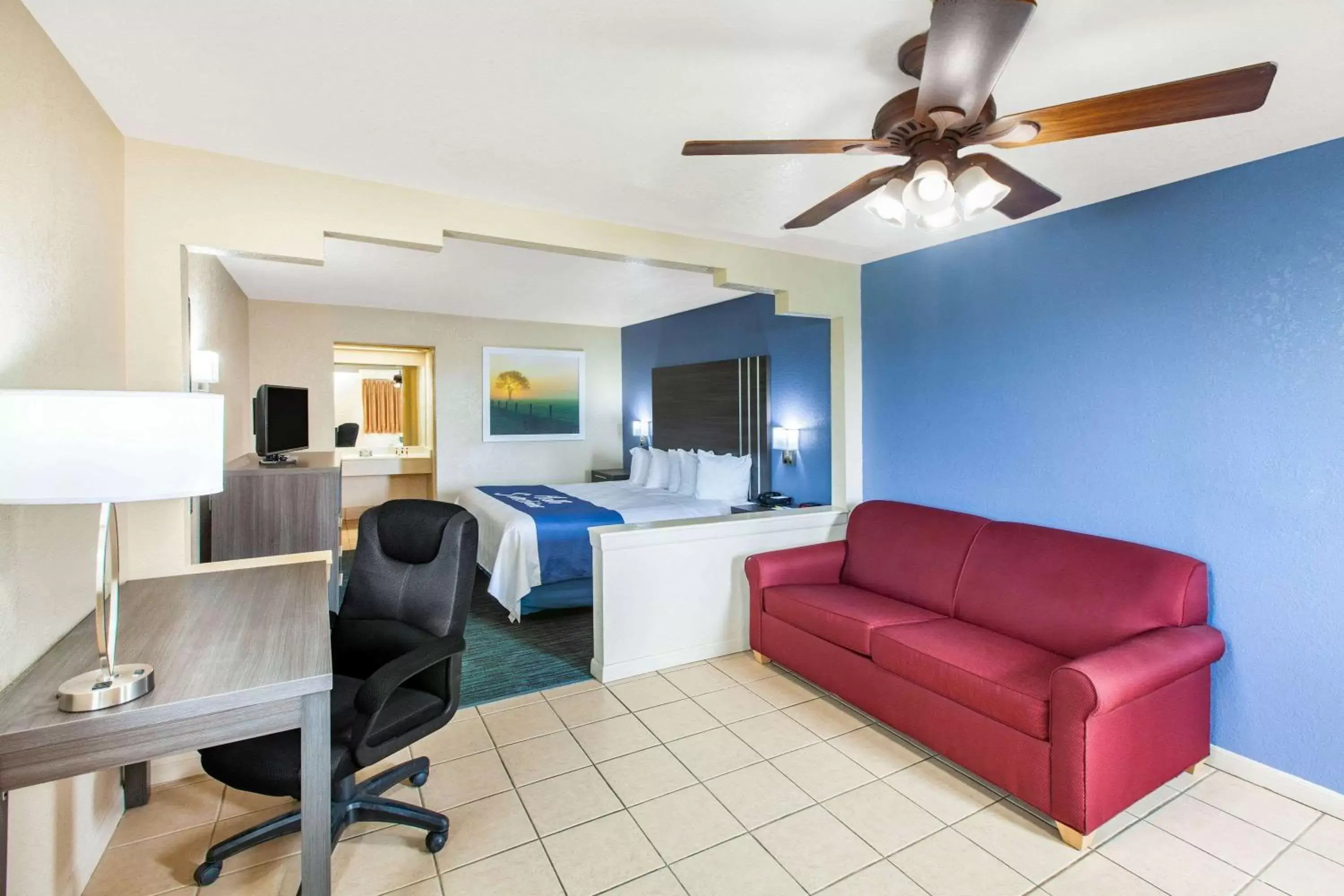 Photo of the whole room, Seating Area in Days Inn & Suites by Wyndham Braunig Lake