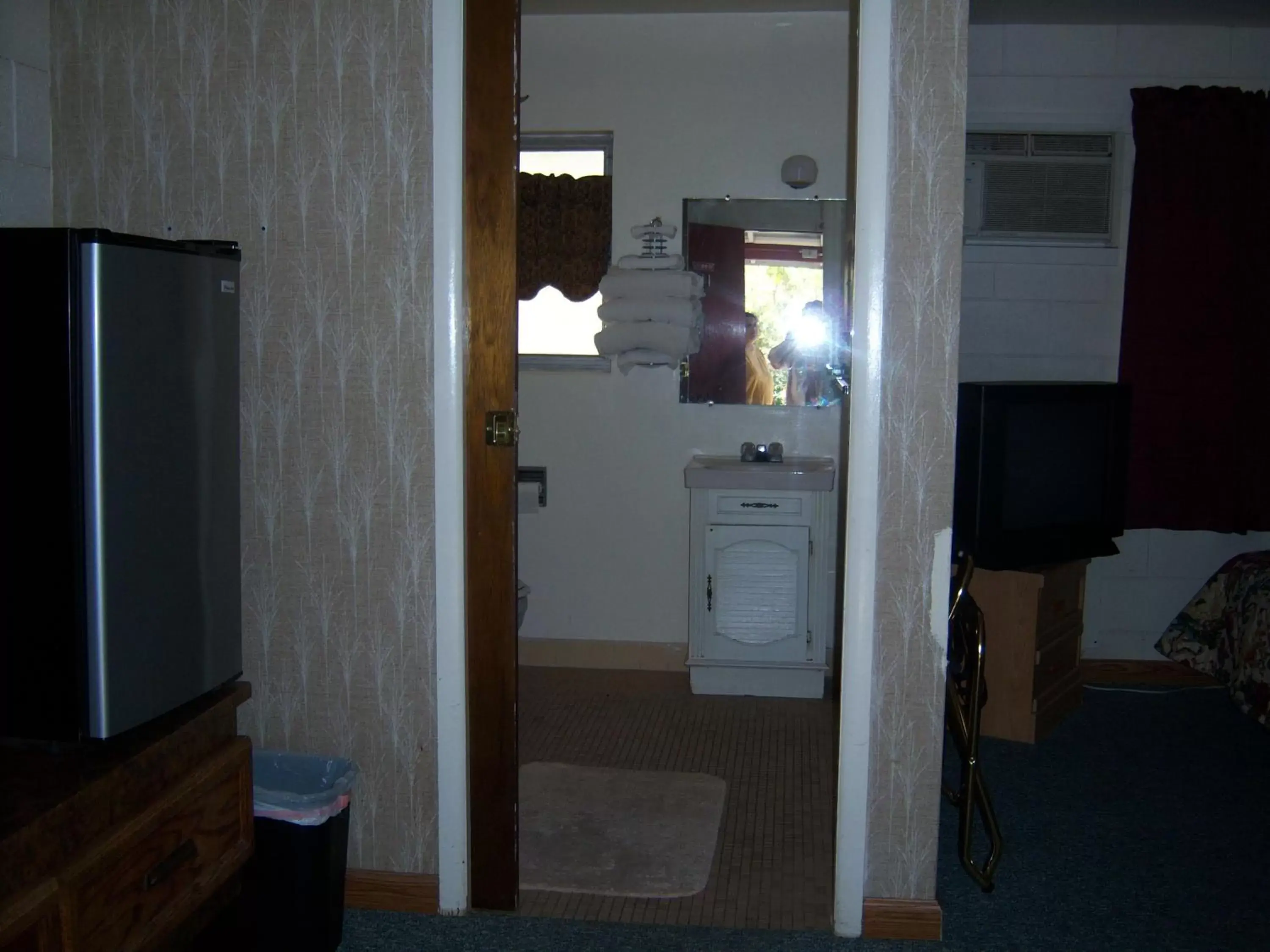 Bedroom, Bathroom in Shasta Dam Motel