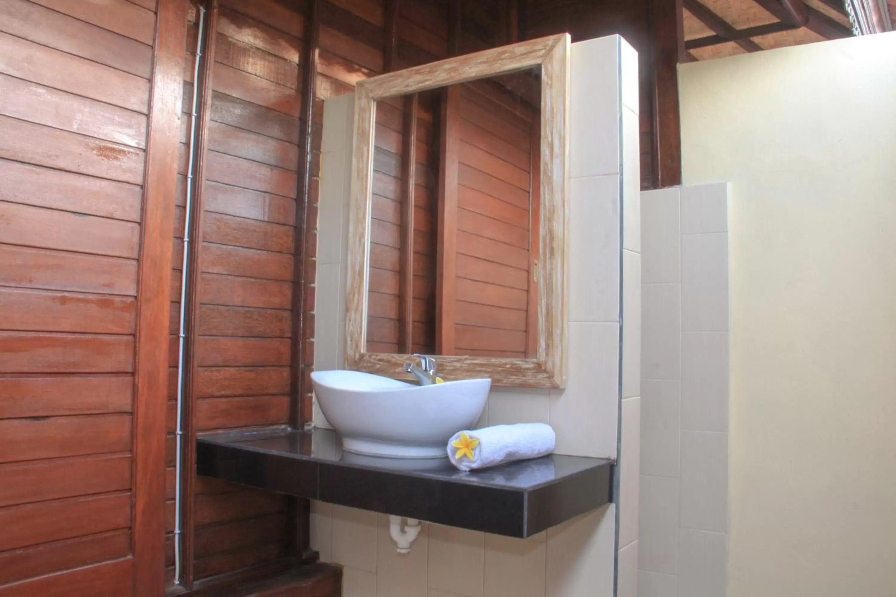 Bathroom in Dinatah Lembongan Villas