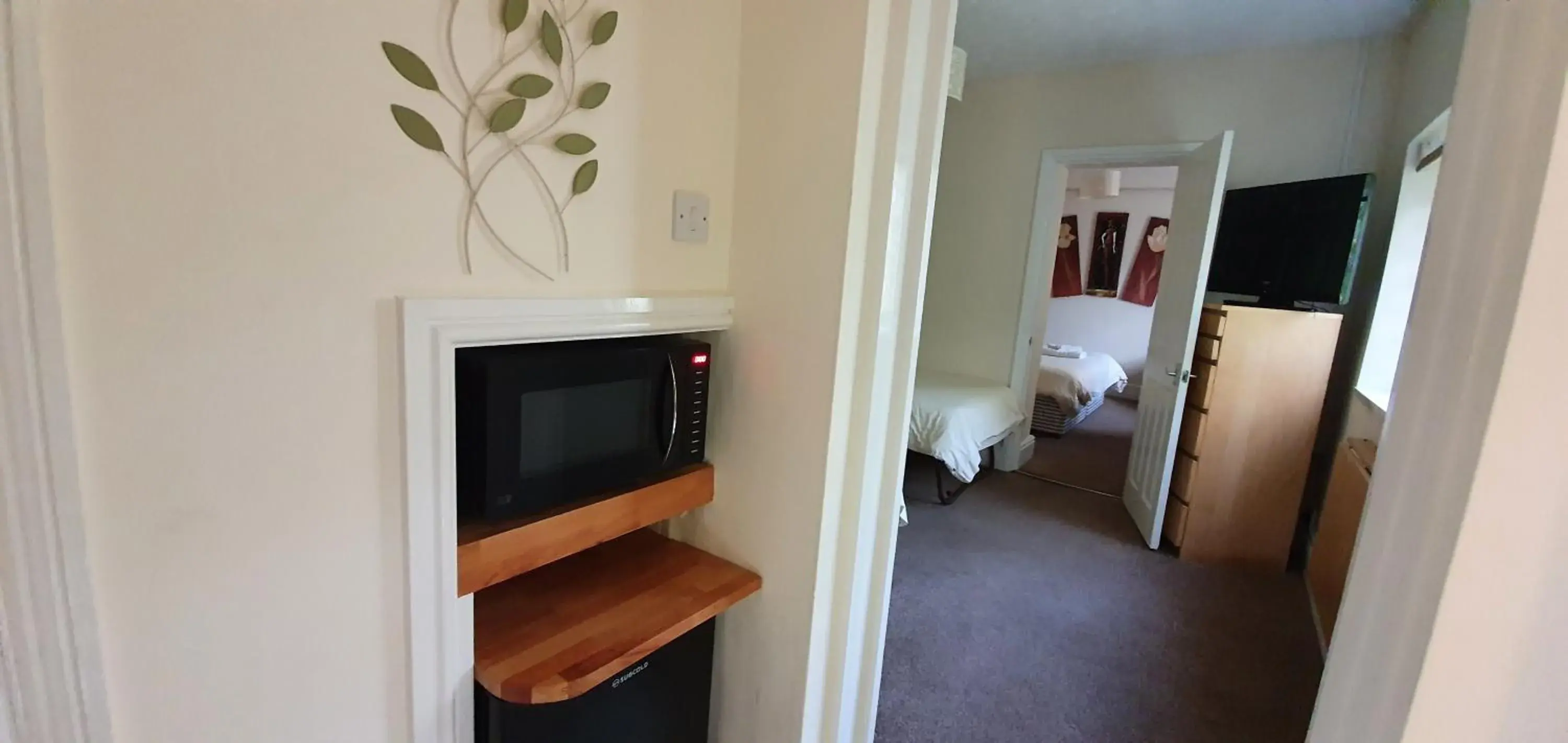 Bedroom, TV/Entertainment Center in The Edward Hotel