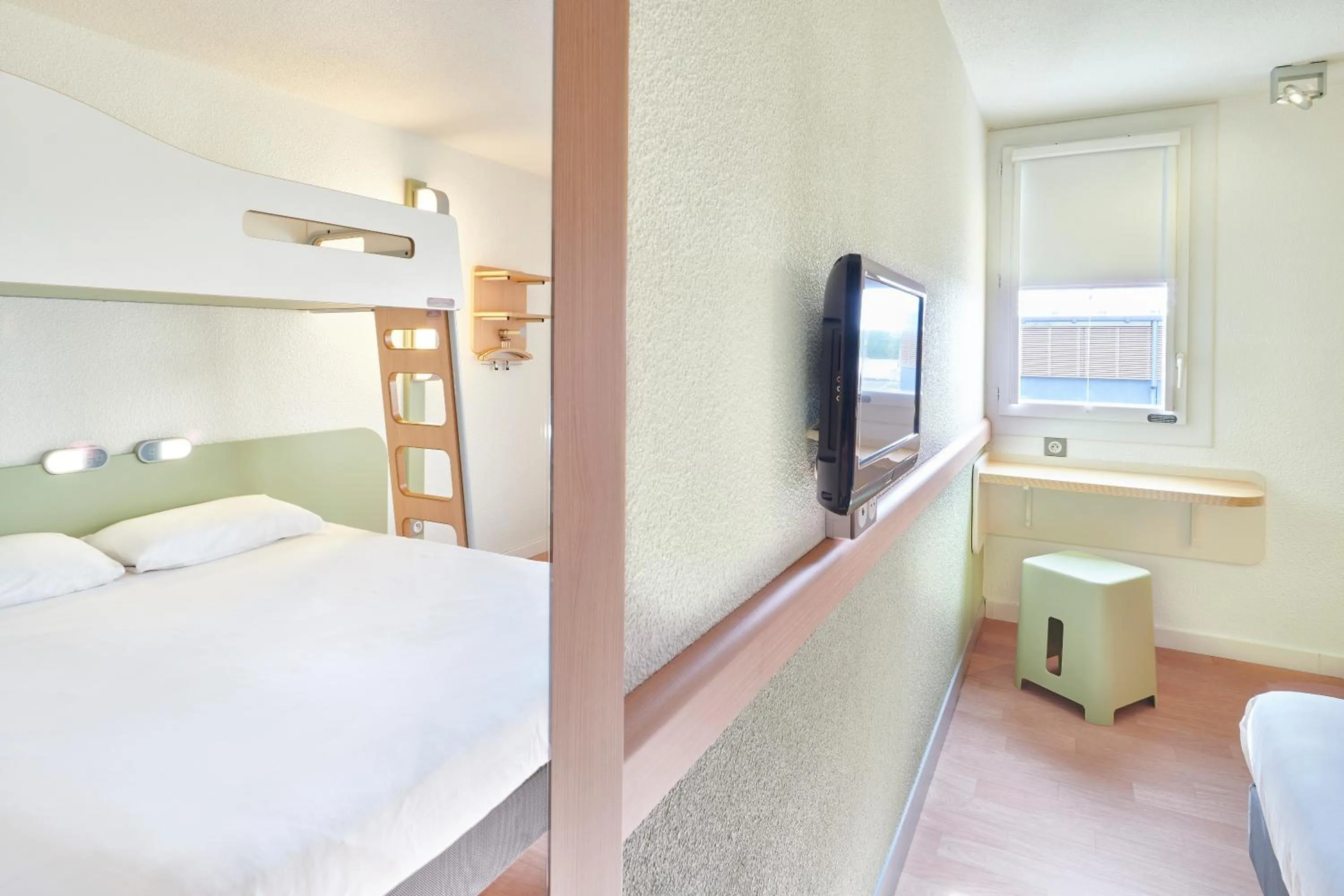 Bedroom, Bed in ibis budget Saint Paul Les Dax