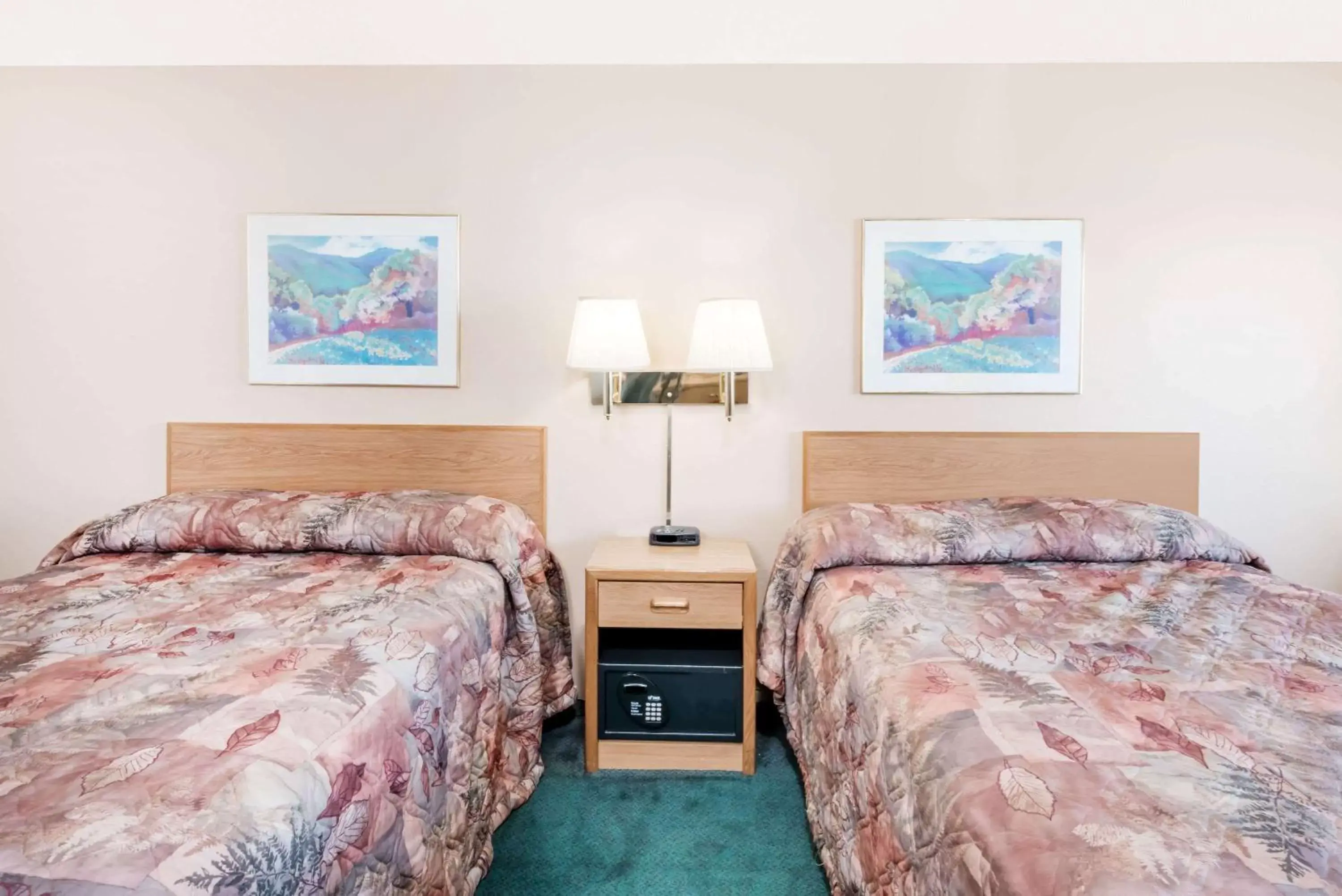 Photo of the whole room, Bed in Super 8 by Wyndham Belle Fourche SD Photo of the whole room, Bed in Super 8 by Wyndham Belle Fourche SD