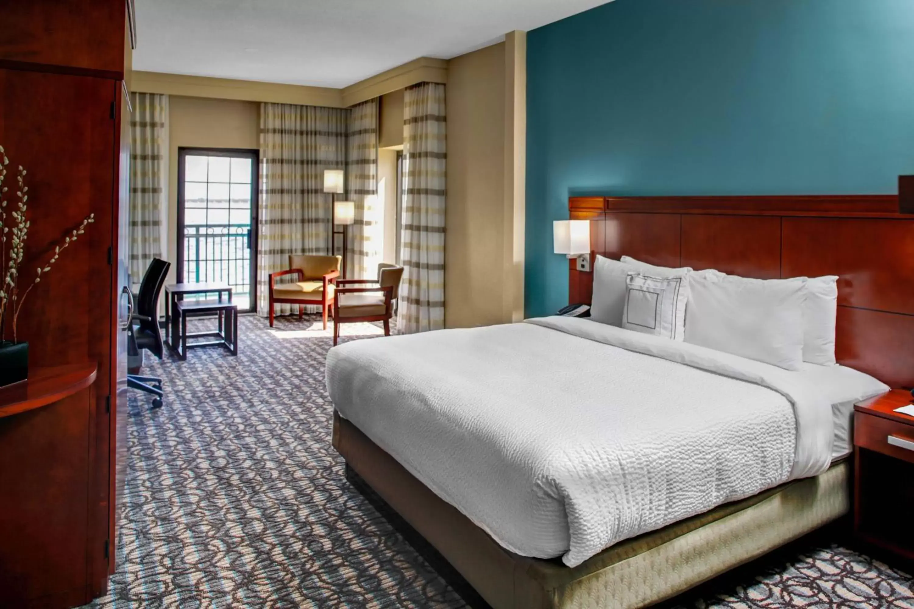 Photo of the whole room, Bed in Courtyard by Marriott New Bern