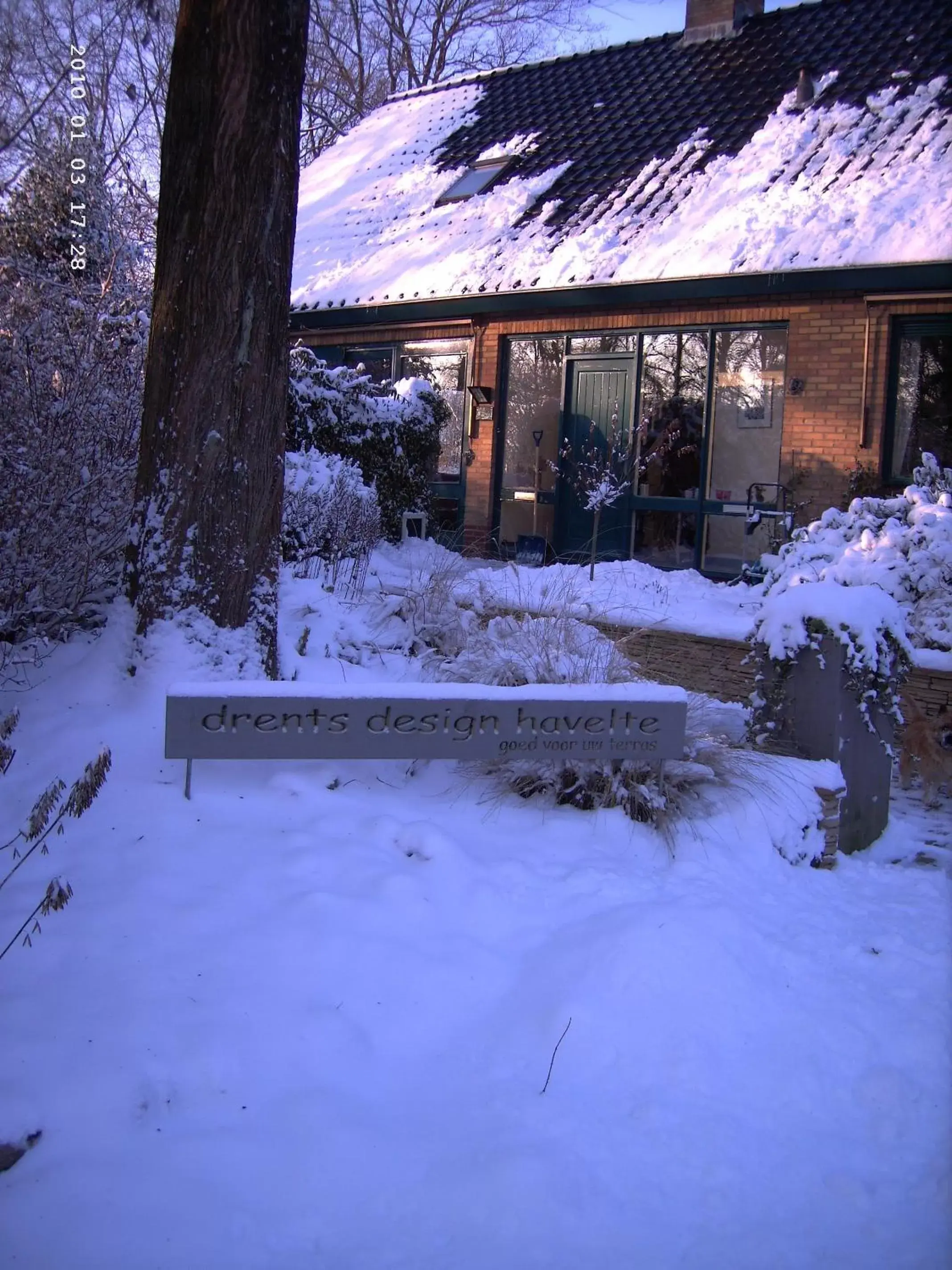 Facade/entrance, Winter in B&B OpdeParkkamp met laadpaal voor elektrische auto's