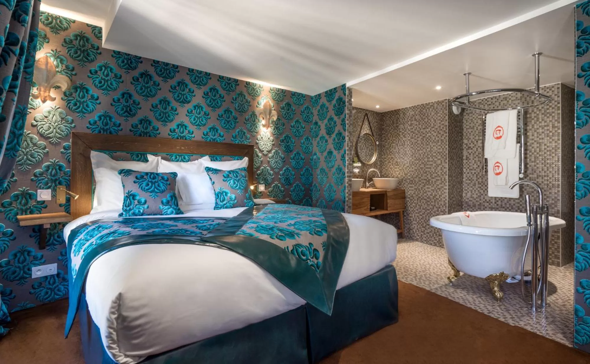 Photo of the whole room, Bed in Le Temple De Jeanne