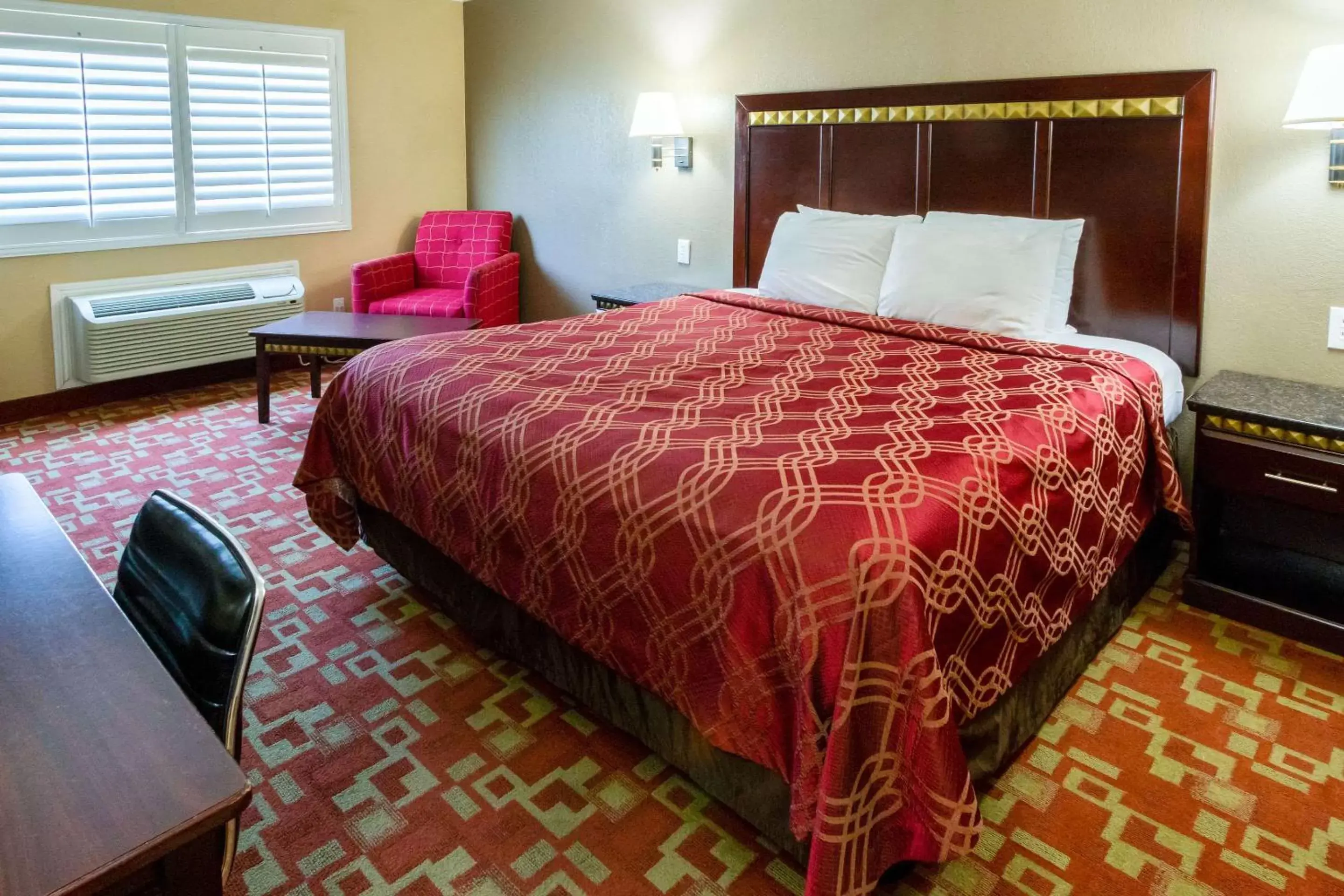 Photo of the whole room, Bed in Econo Lodge Inn & Suites Fallbrook Downtown