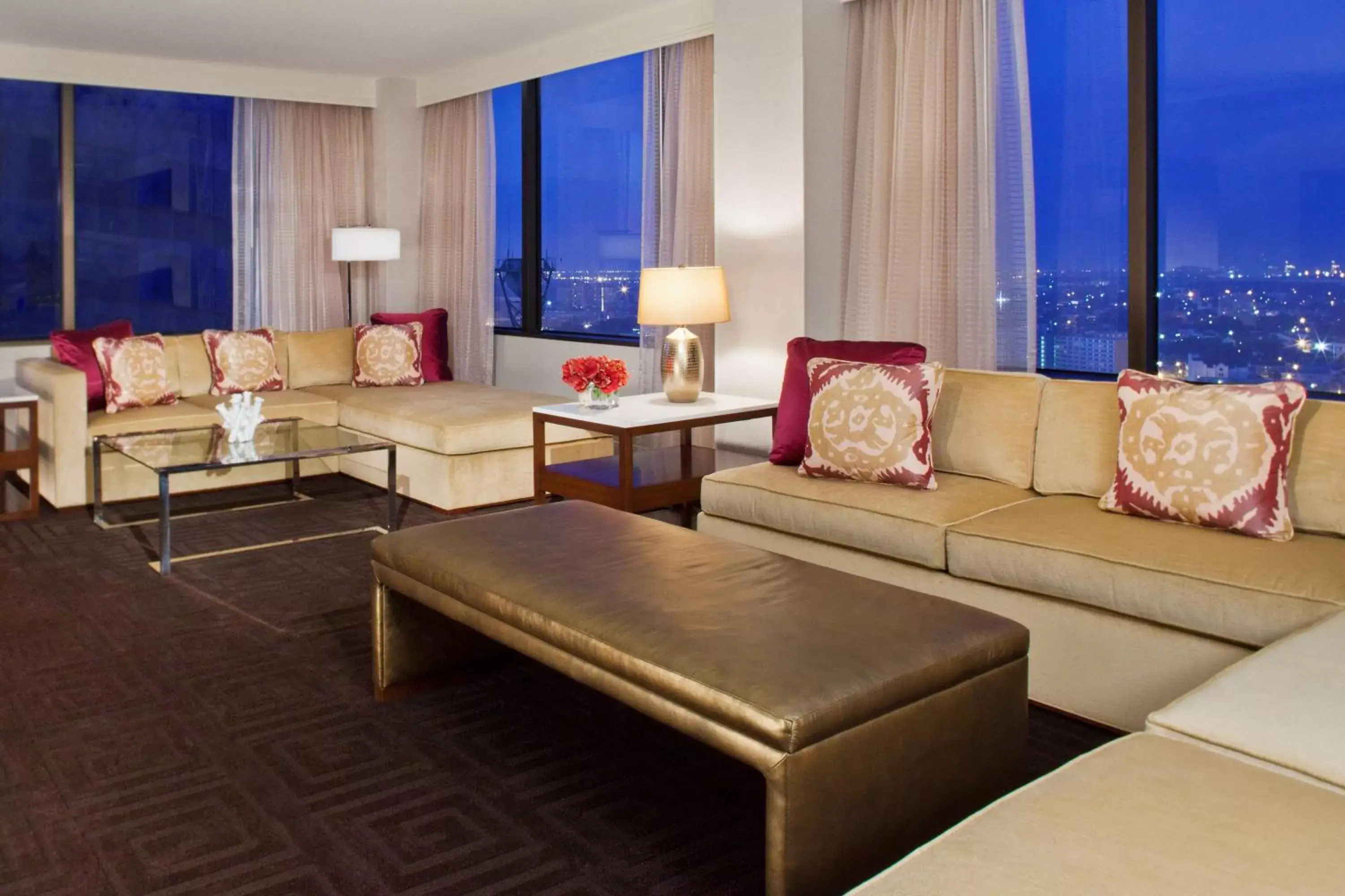 Photo of the whole room, Seating Area in Hyatt Regency New Orleans