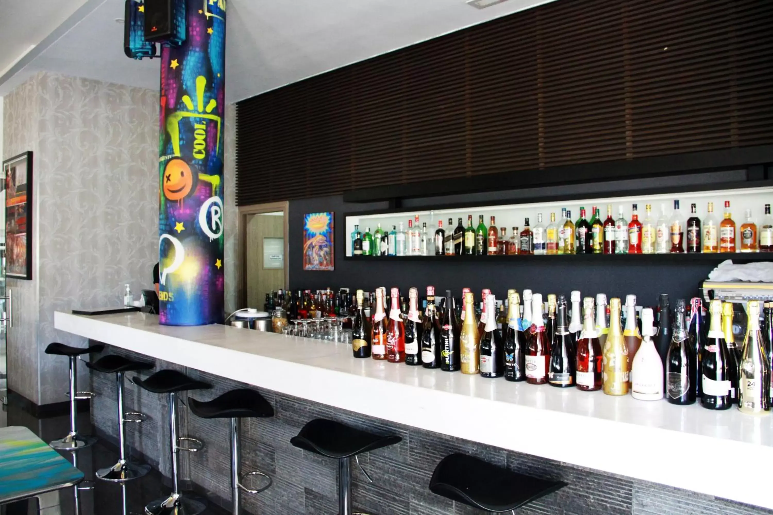 Restaurant/places to eat, Lounge/Bar in Rise Street Art Hotel