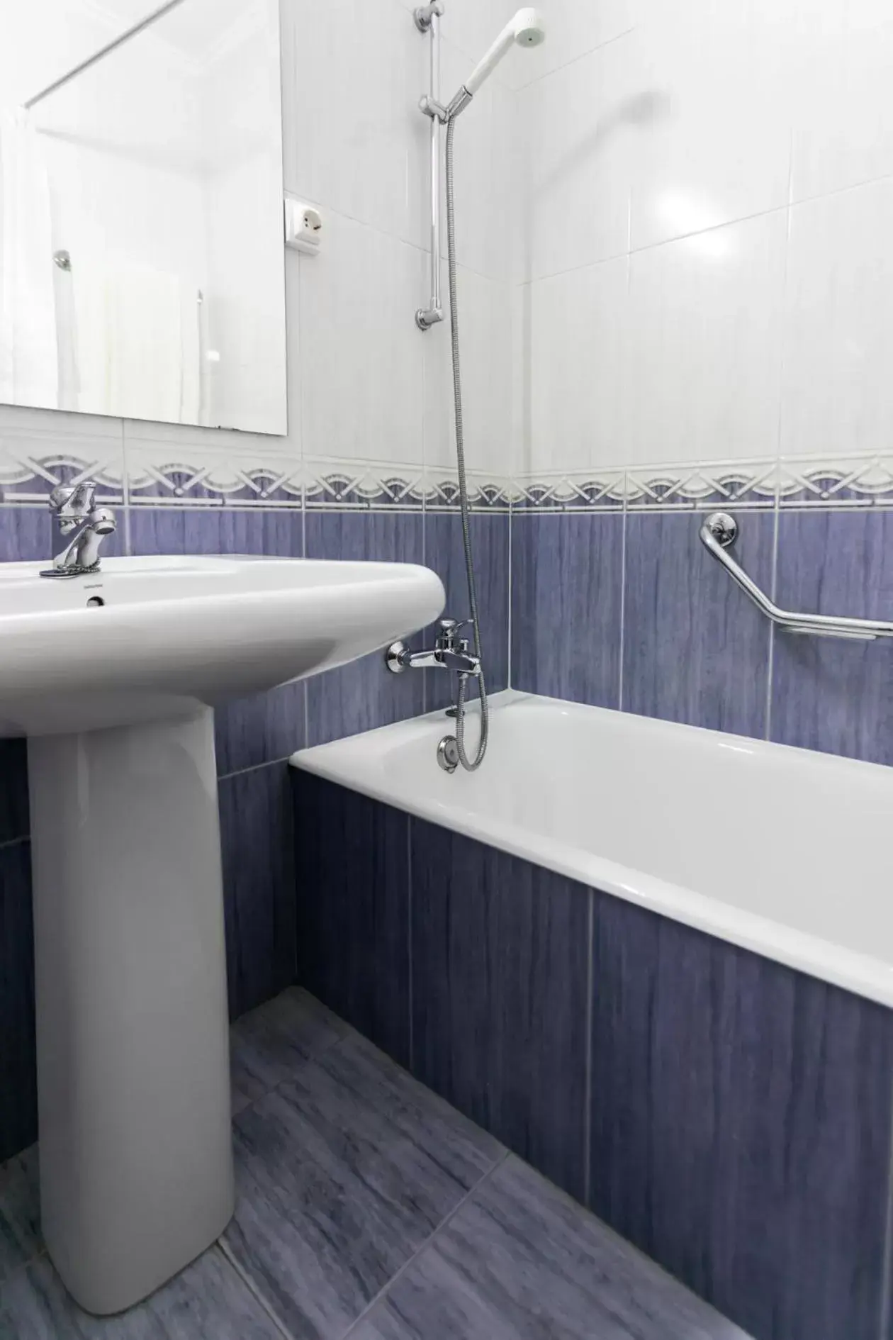 Shower, Bathroom in Hotel América Ferrol
