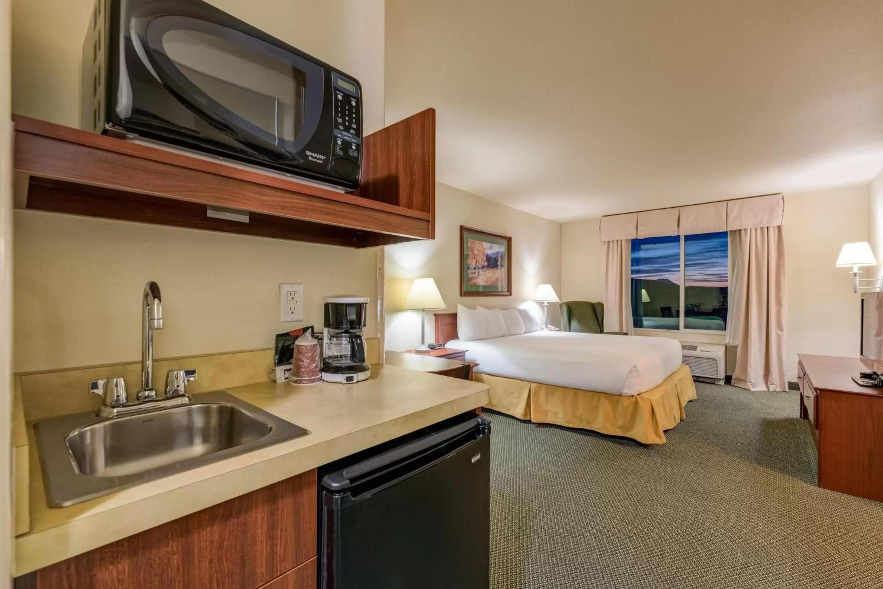 Bed, Kitchen/Kitchenette in Grand River Hotel