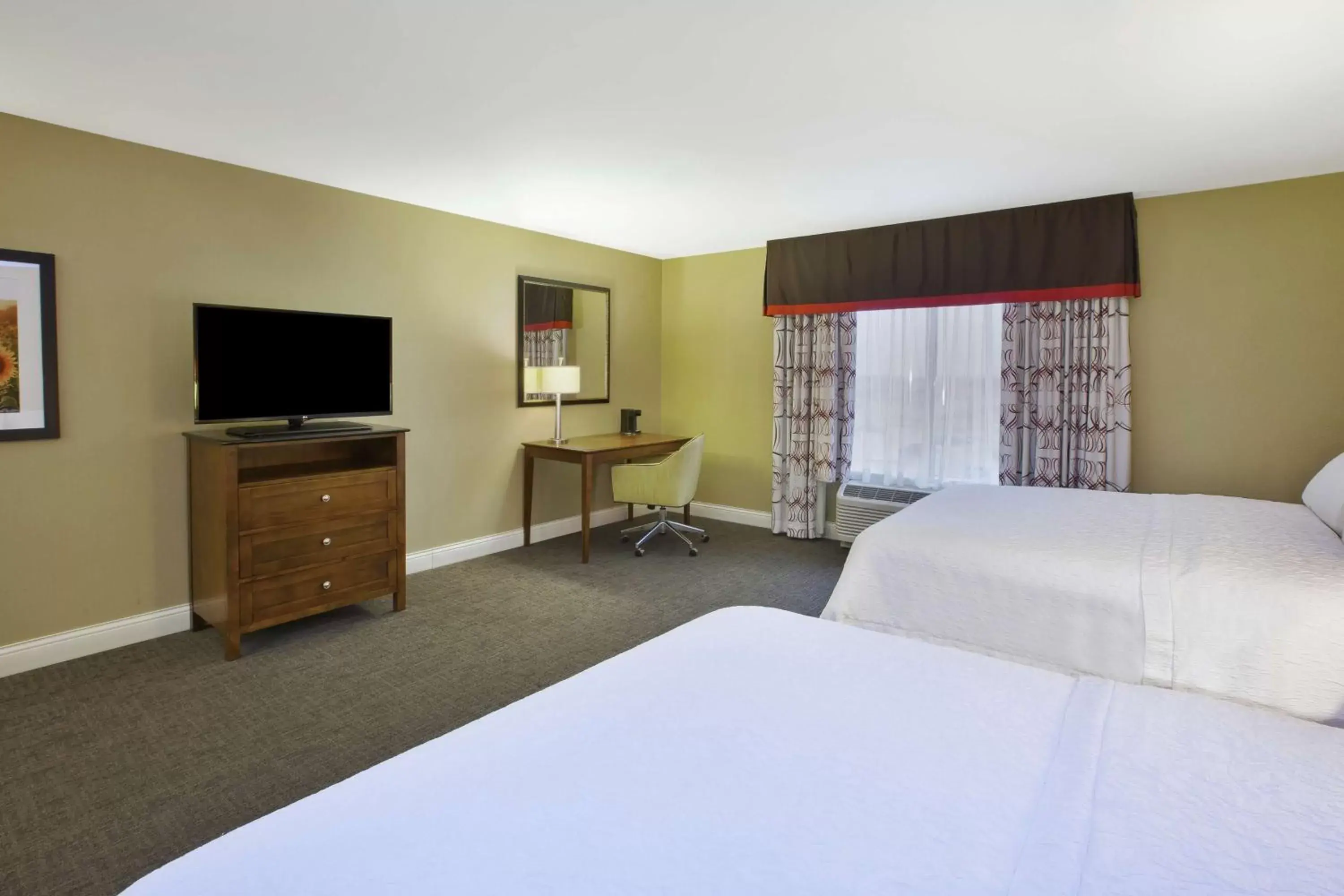 Bed in Hampton Inn & Suites Wichita-Northeast