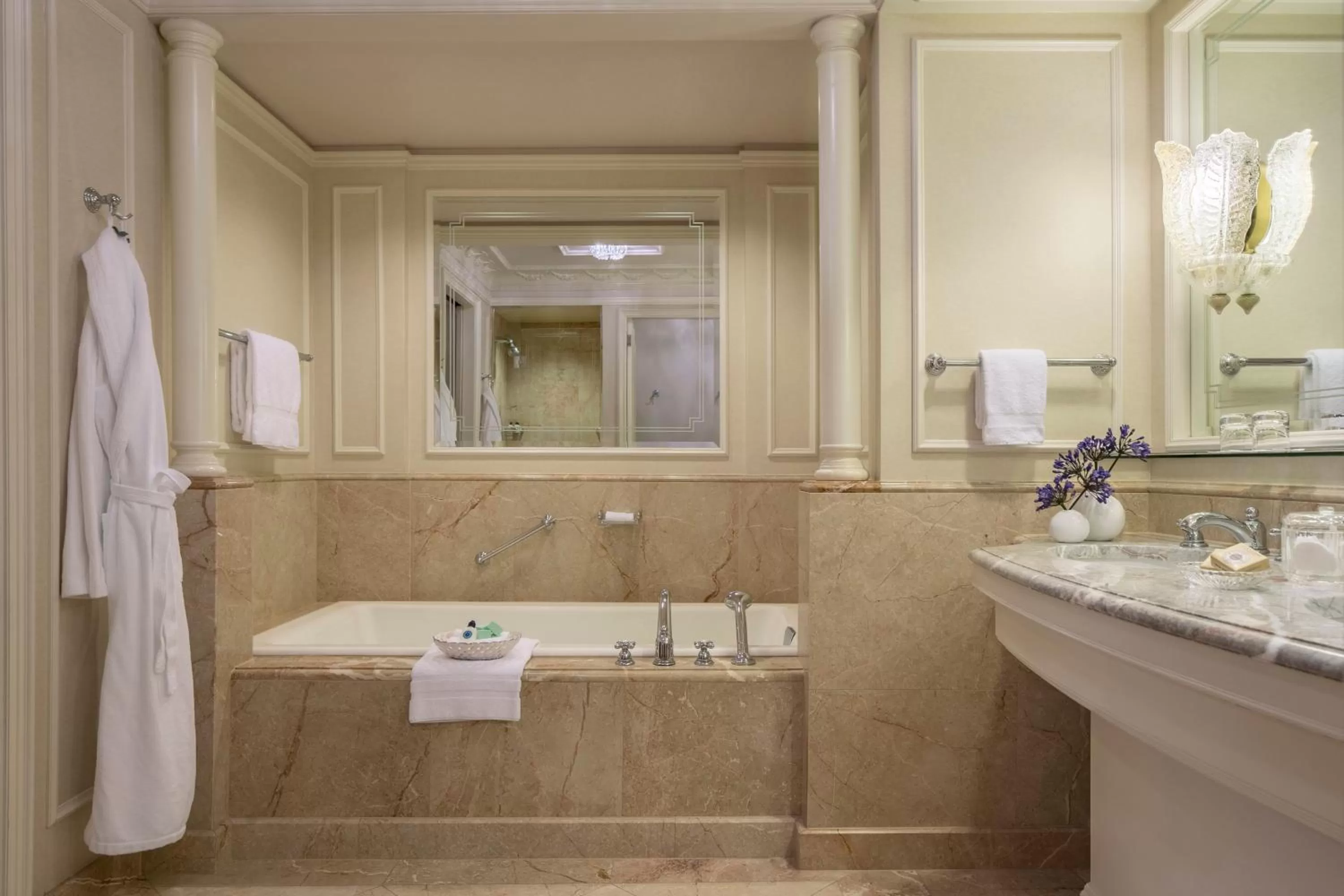 Photo of the whole room in Regent Berlin by IHG