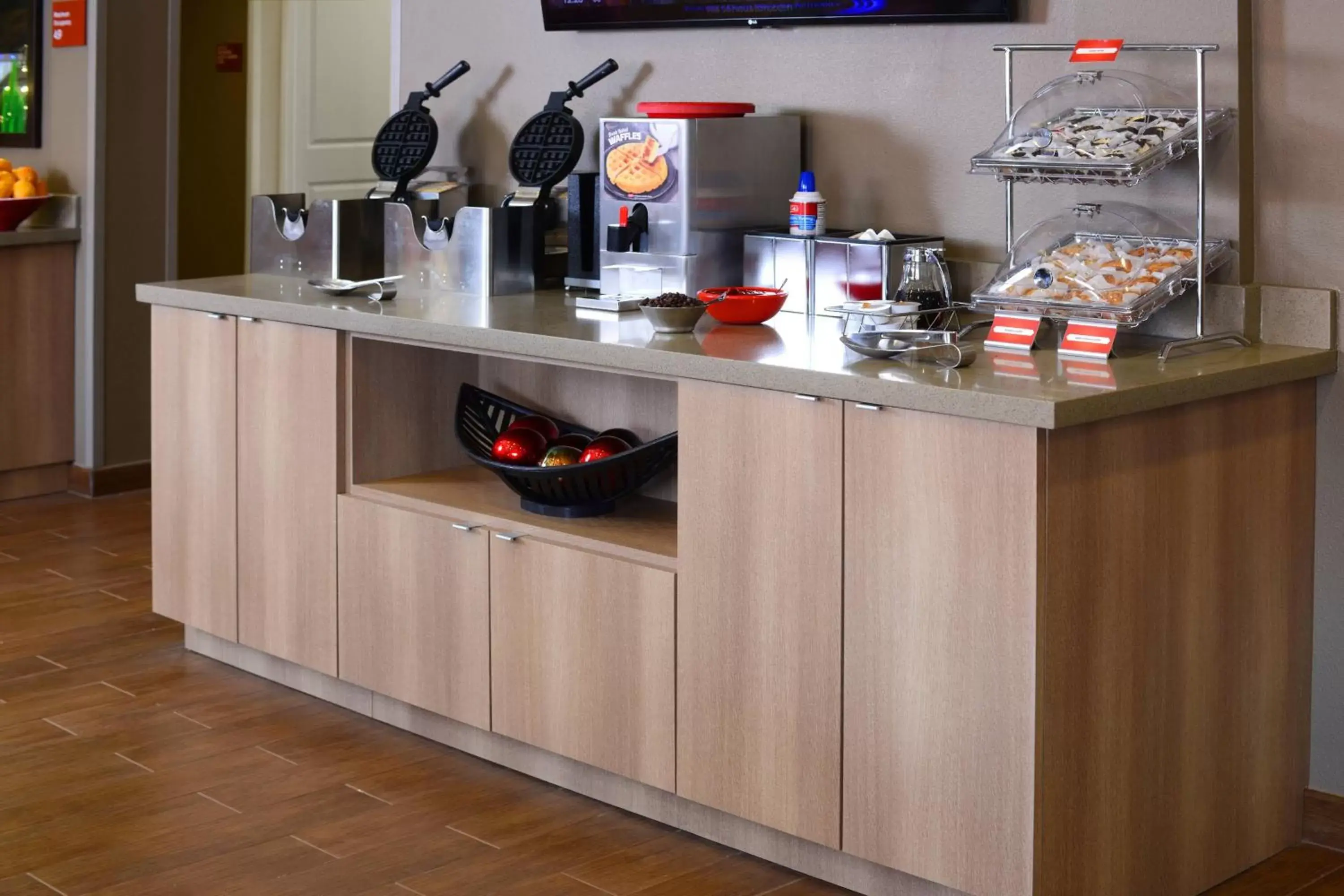Breakfast, Kitchen/Kitchenette in TownePlace Suites by Marriott Houston Galleria Area
