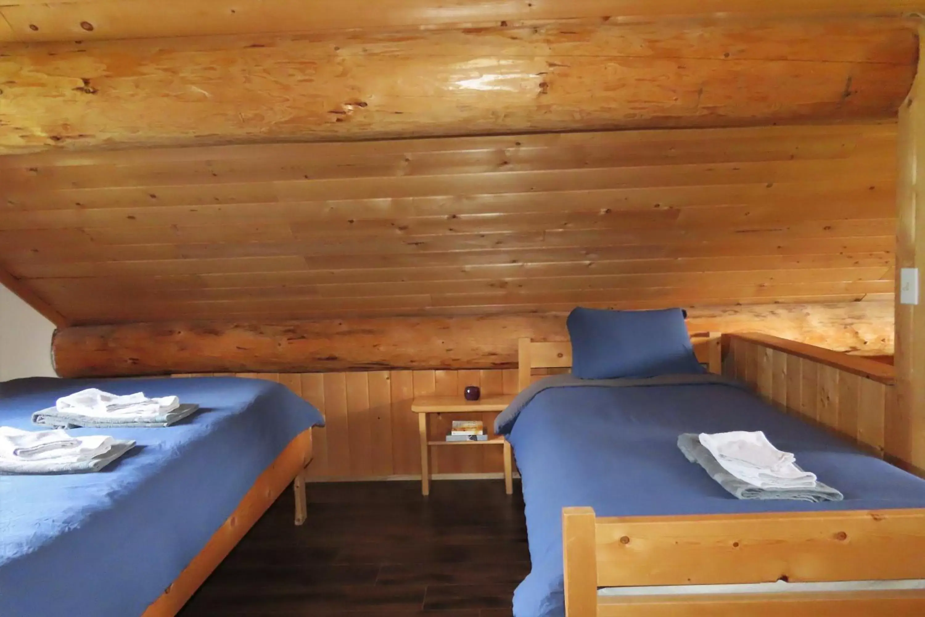 Bedroom, Bed in Rocky Ridge Resort-BC