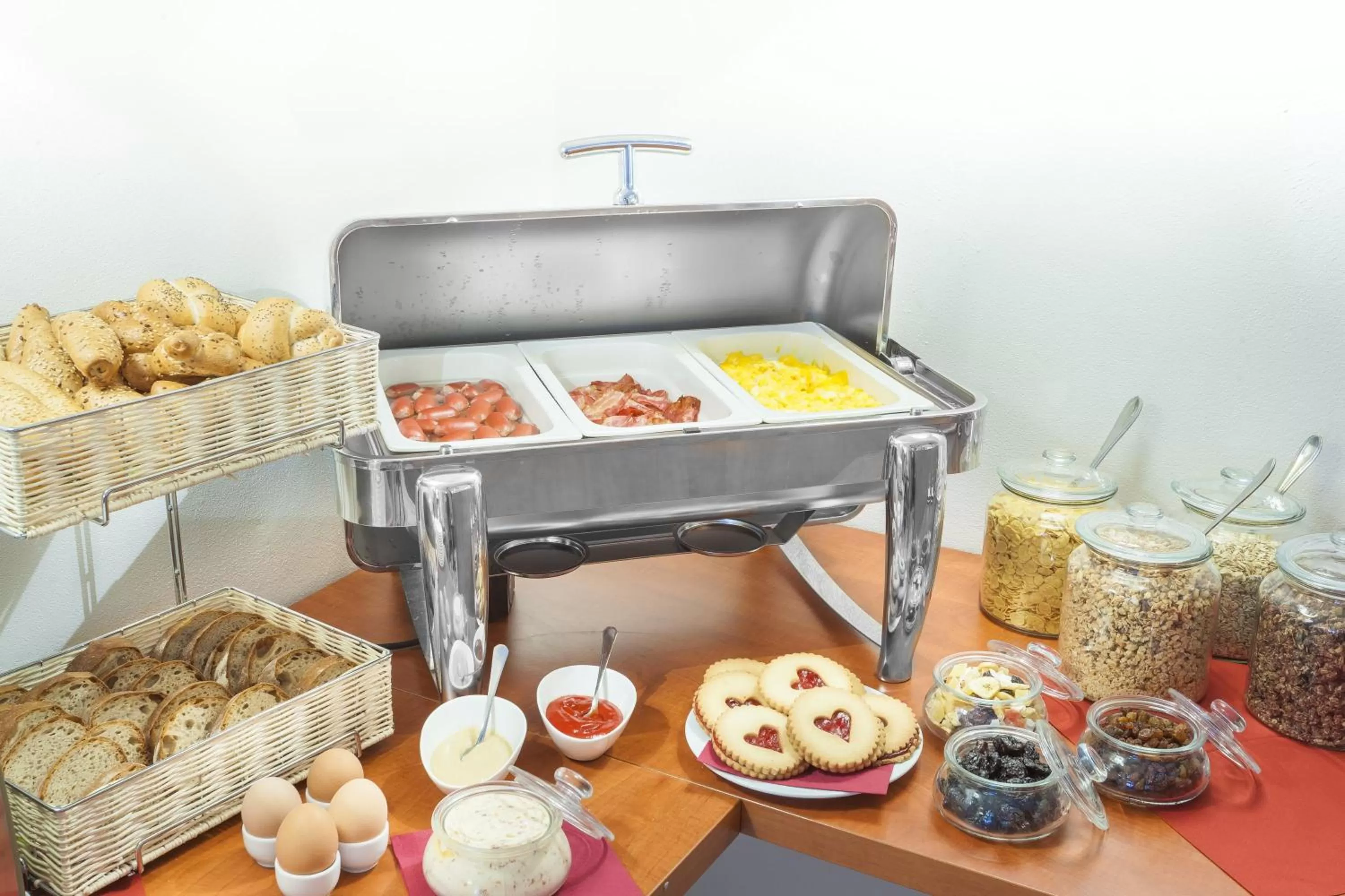 Food and drinks in Hotel At the Golden Scissors