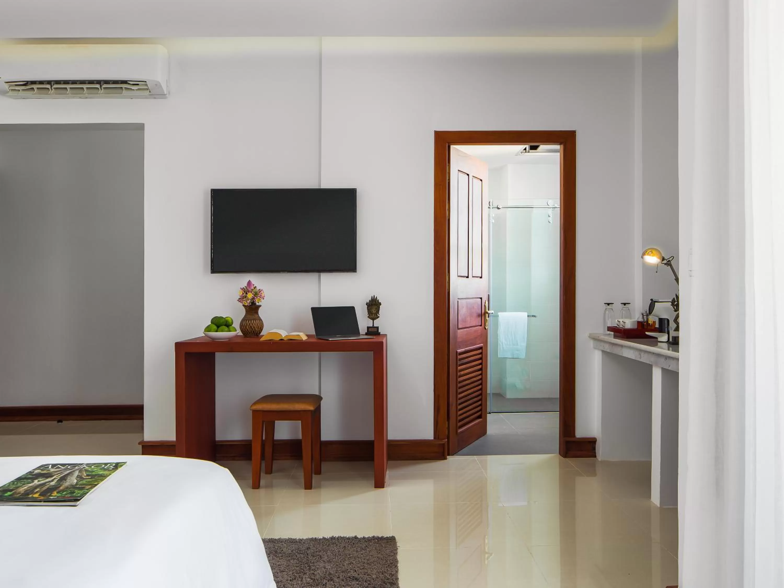 Communal lounge/ TV room, TV/Entertainment Center in Homewood Hotel