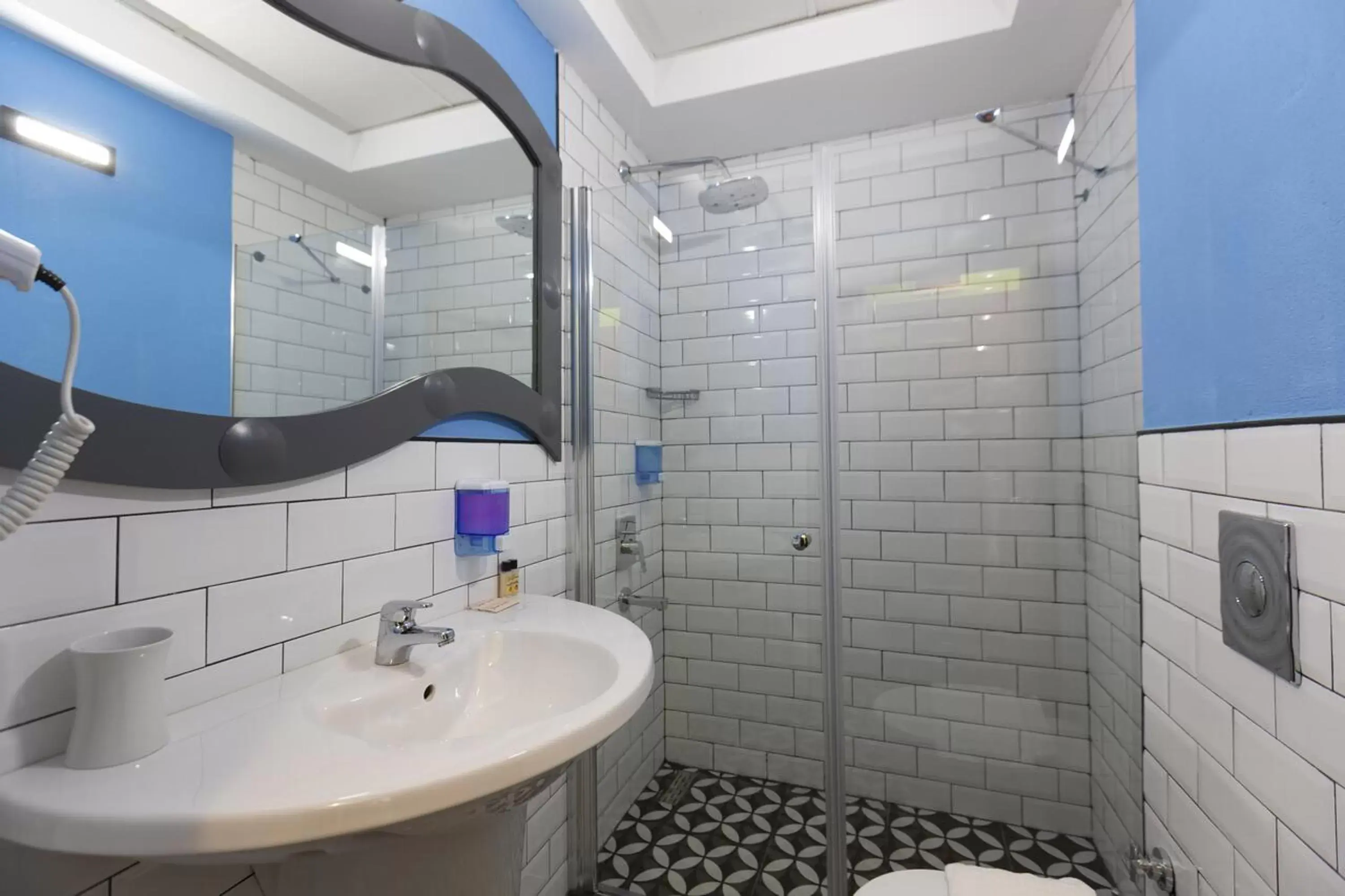 Shower, Bathroom in Mene City Hotel
