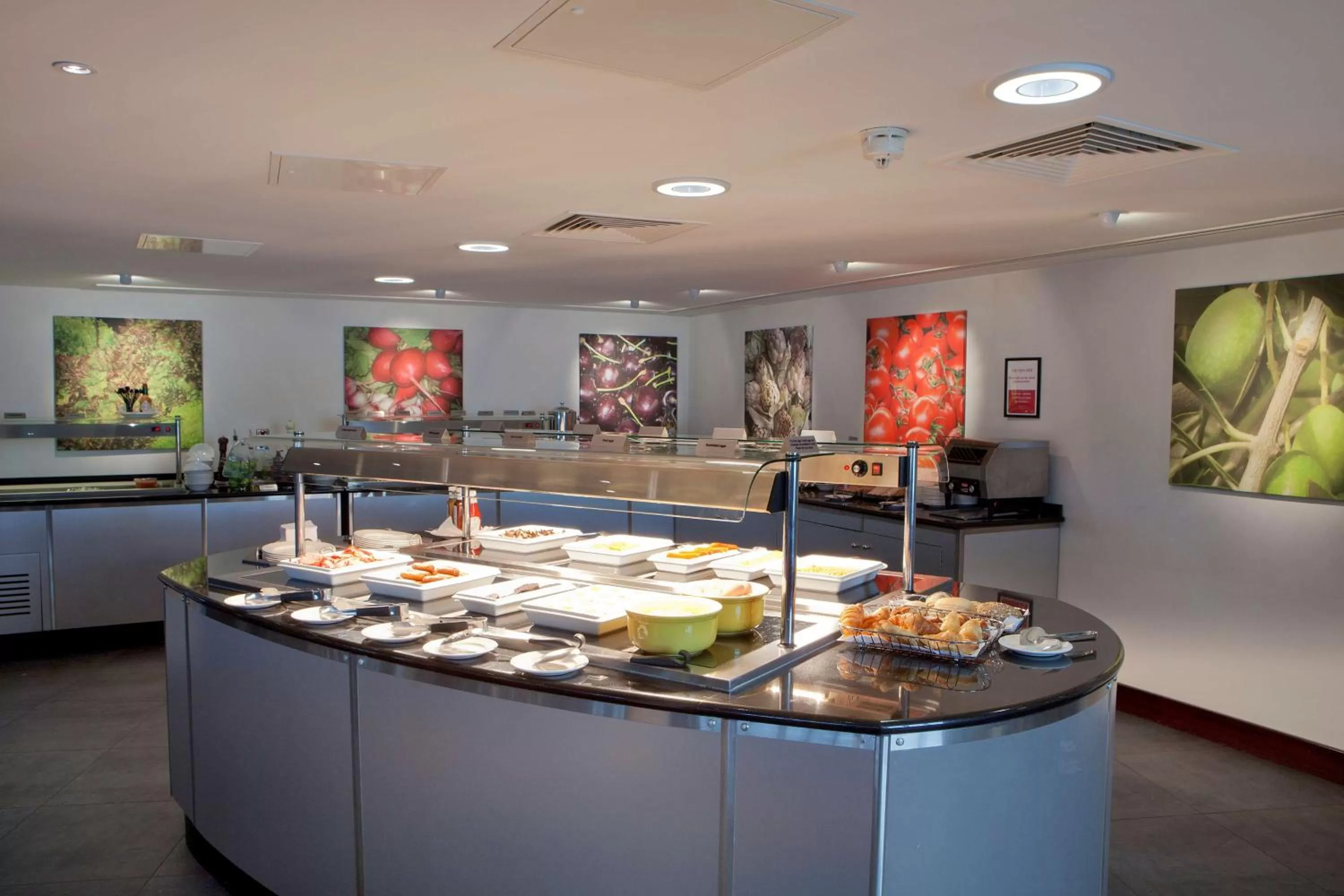 Dining area in DoubleTree by Hilton London Heathrow Airport