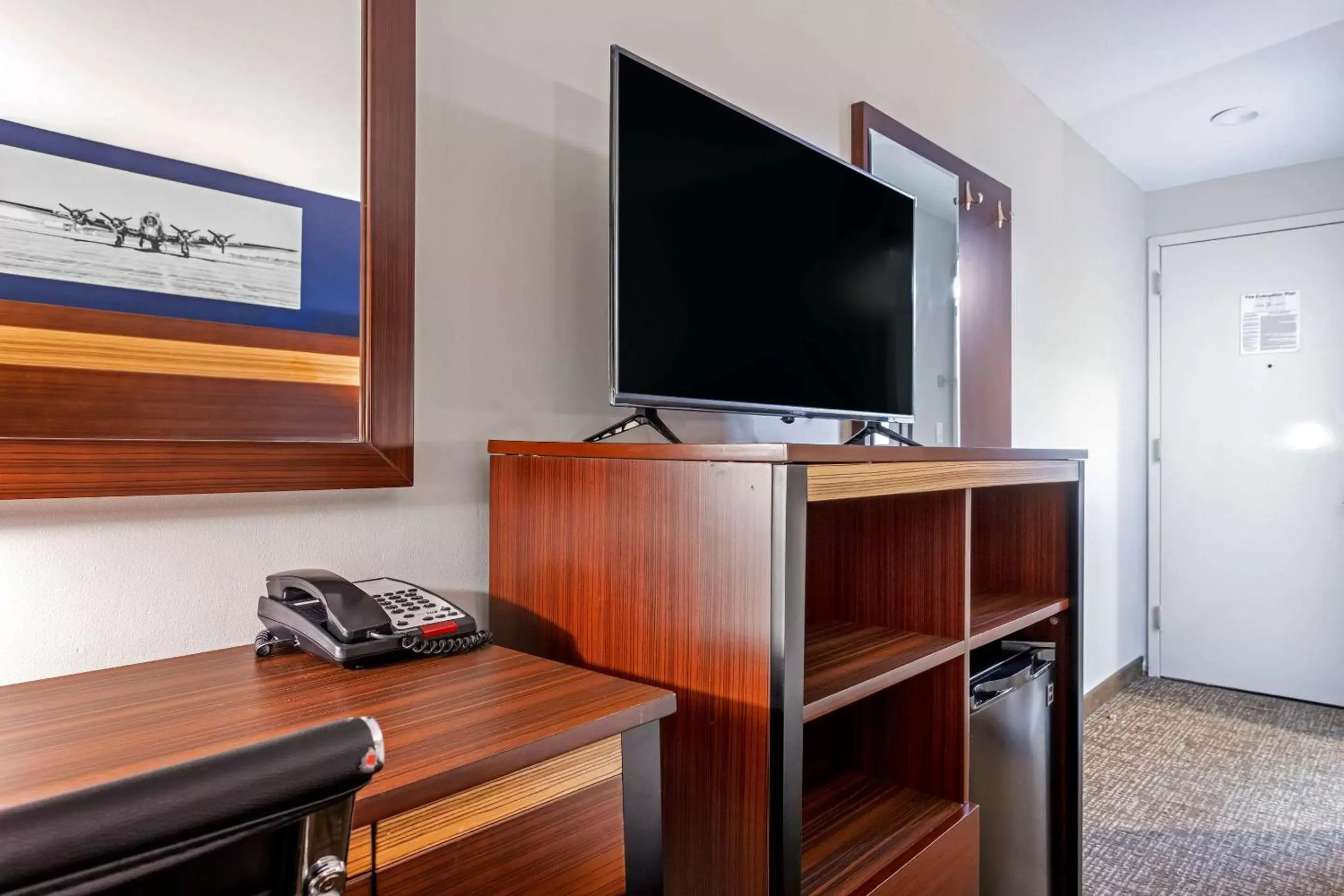TV and multimedia, TV/Entertainment Center in Avion Inn Near LGA Airport, Ascend Hotel Collection