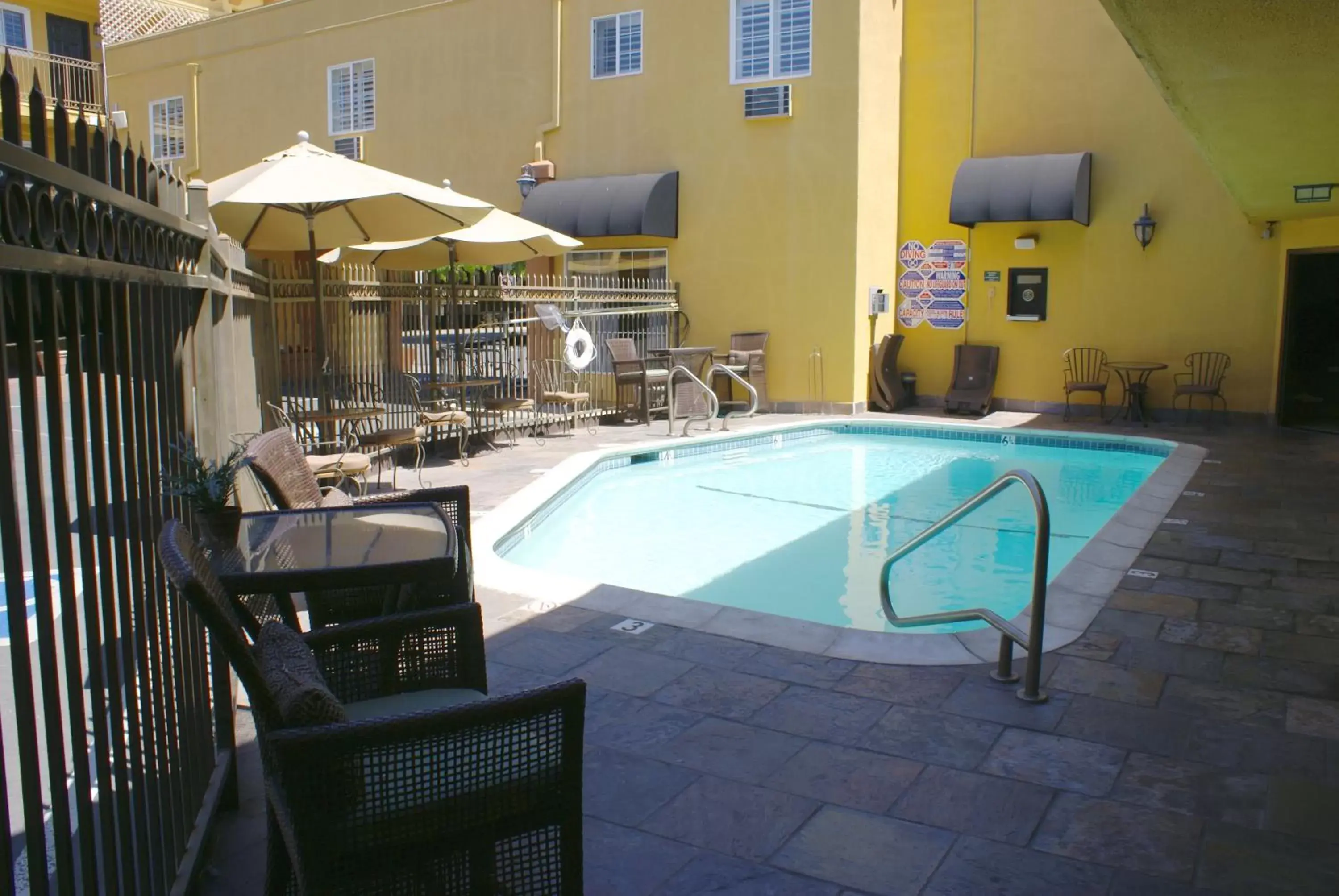Swimming pool in Napa Valley Hotel & Suites Swimming pool in Napa Valley Hotel & Suites