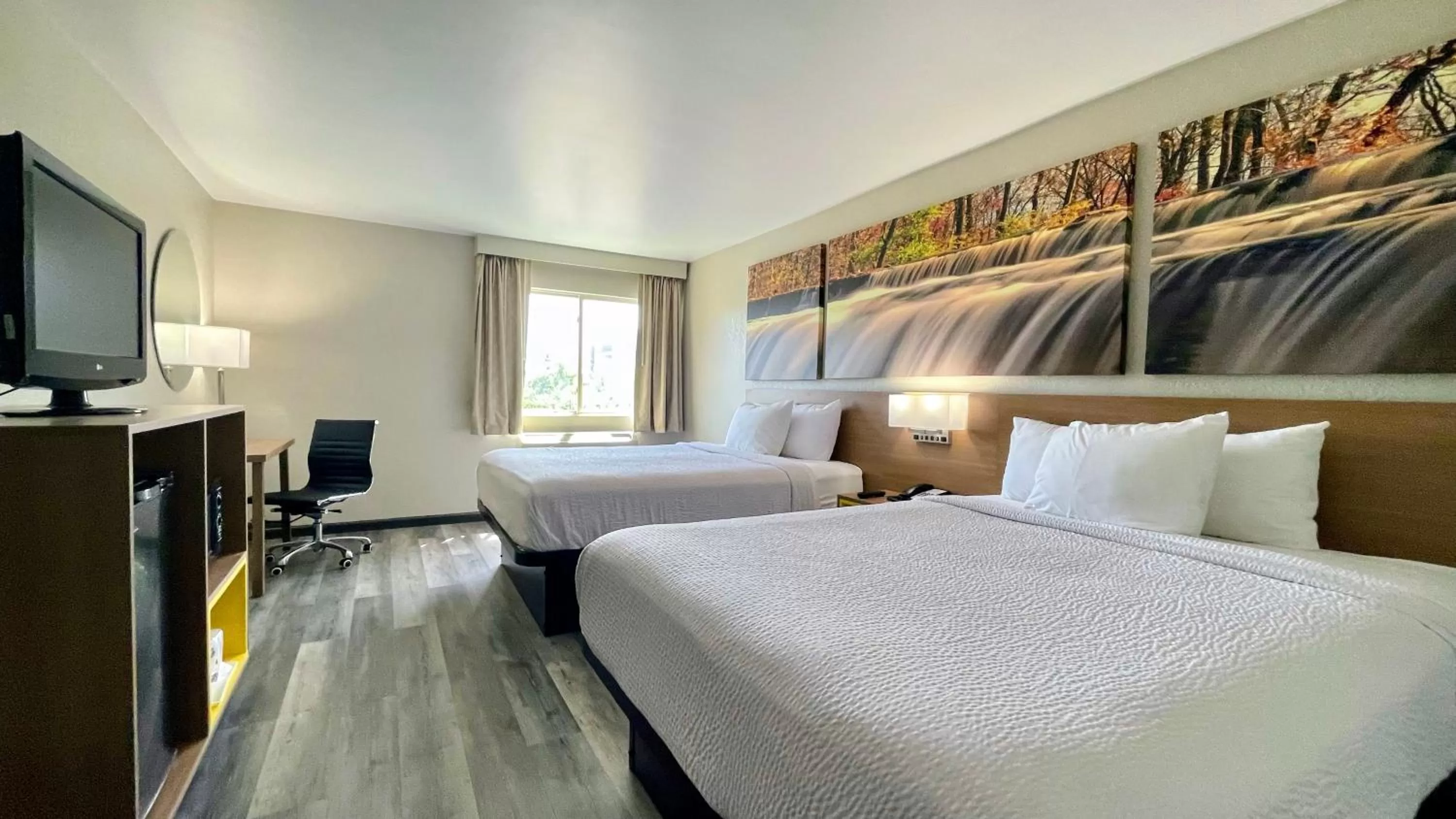 Photo of the whole room, Bed in Days Inn by Wyndham Columbus IN