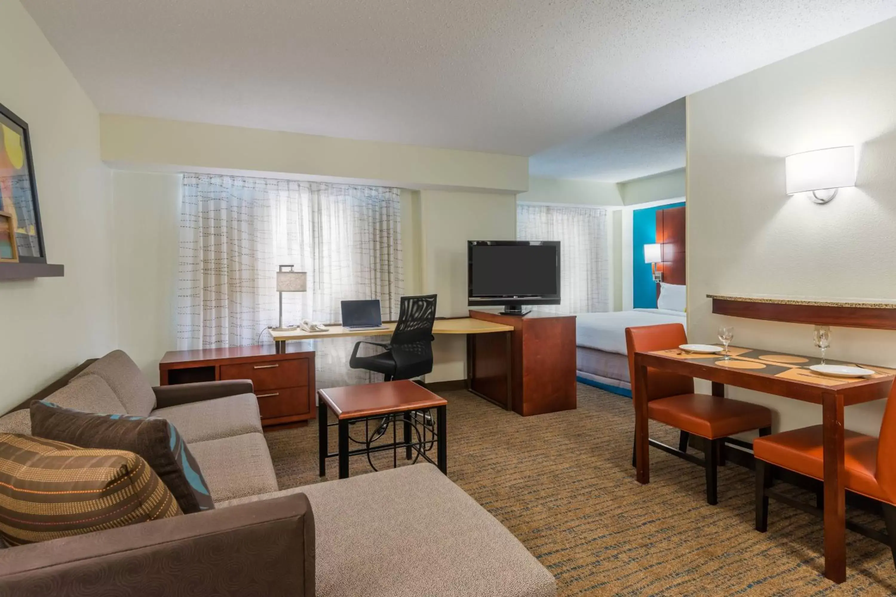 Bedroom, Seating Area in Residence Inn Charlotte SouthPark