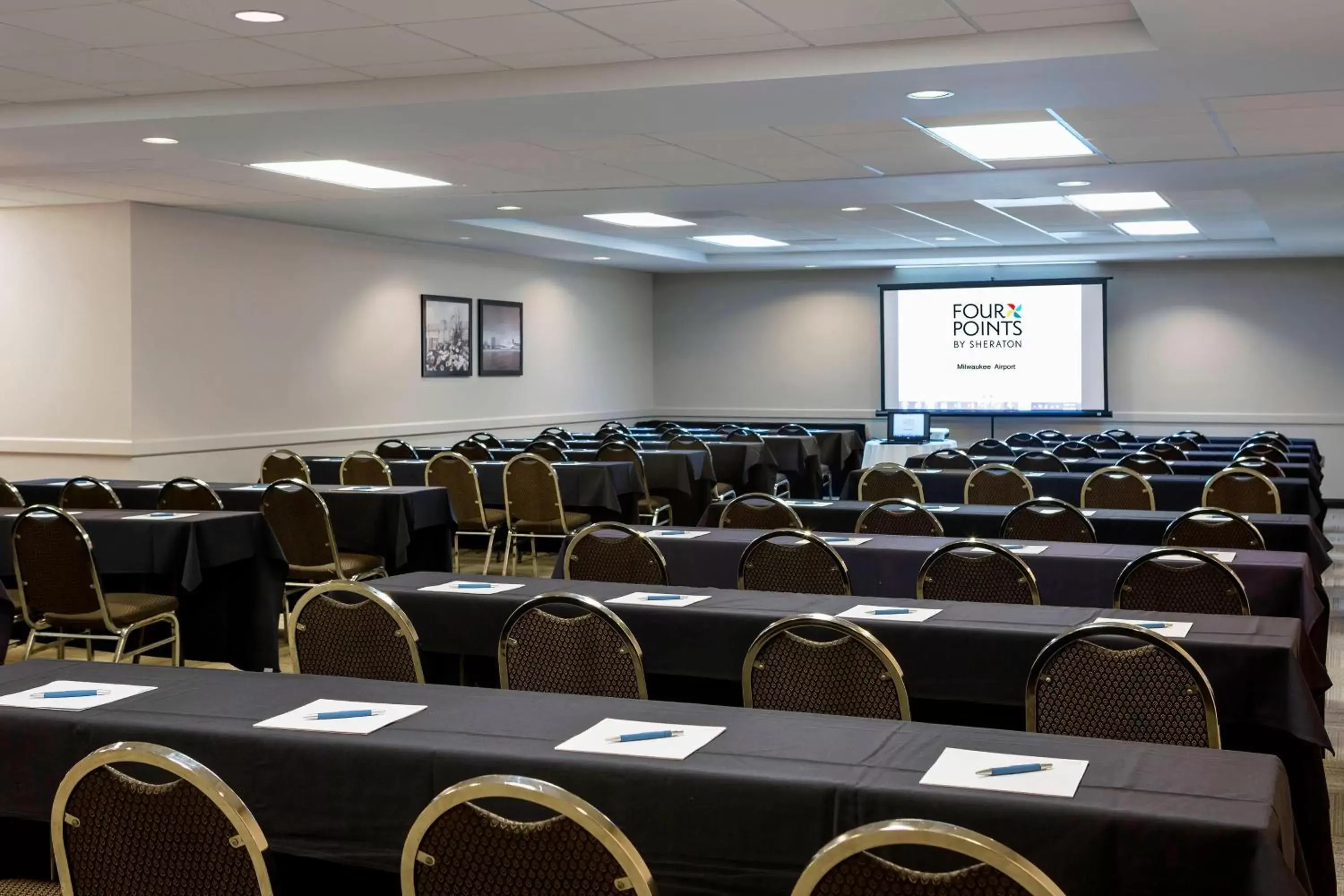 Meeting/conference room in Four Points by Sheraton Milwaukee Airport