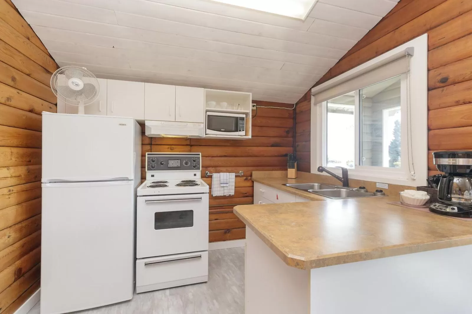 Kitchen or kitchenette, Kitchen/Kitchenette in The Cedarwood Inn & Suites