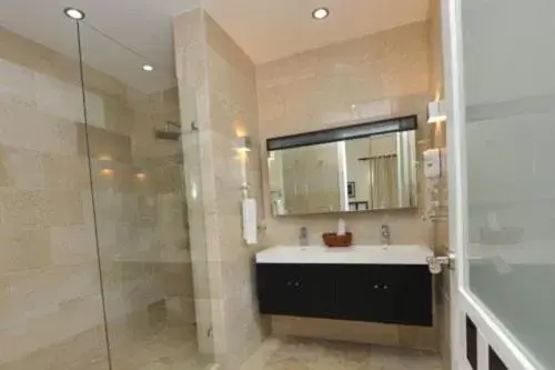 Bathroom in Watermark Luxury Oceanfront Residences