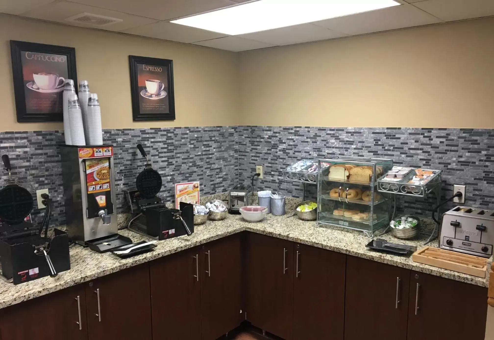 Restaurant/places to eat, Kitchen/Kitchenette in AmericInn by Wyndham Inver Grove Heights Minneapolis