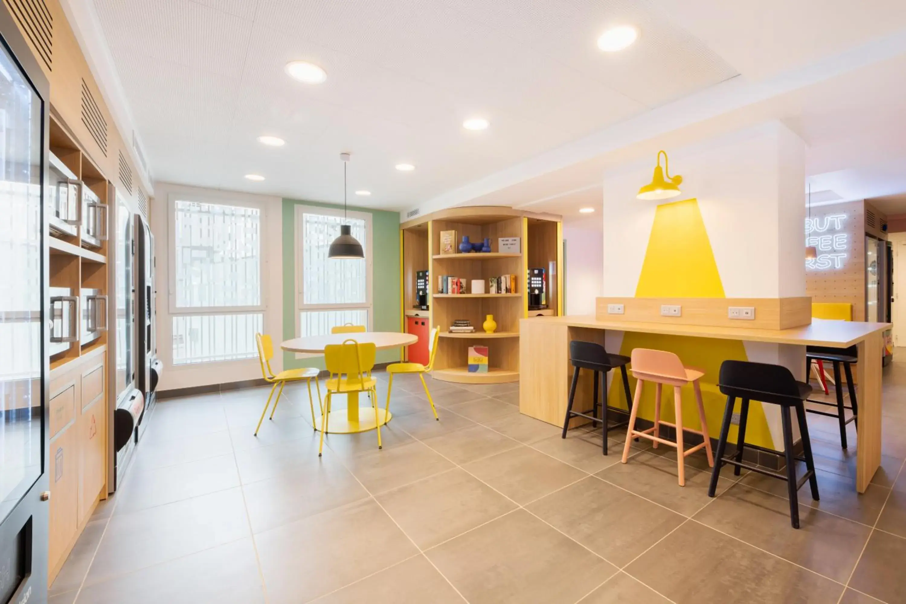 Lounge or bar in Auberge de jeunesse Hosho Paris Sud - Porte d'Italie Lounge or bar in Auberge de jeunesse Hosho Paris Sud - Porte d'Italie