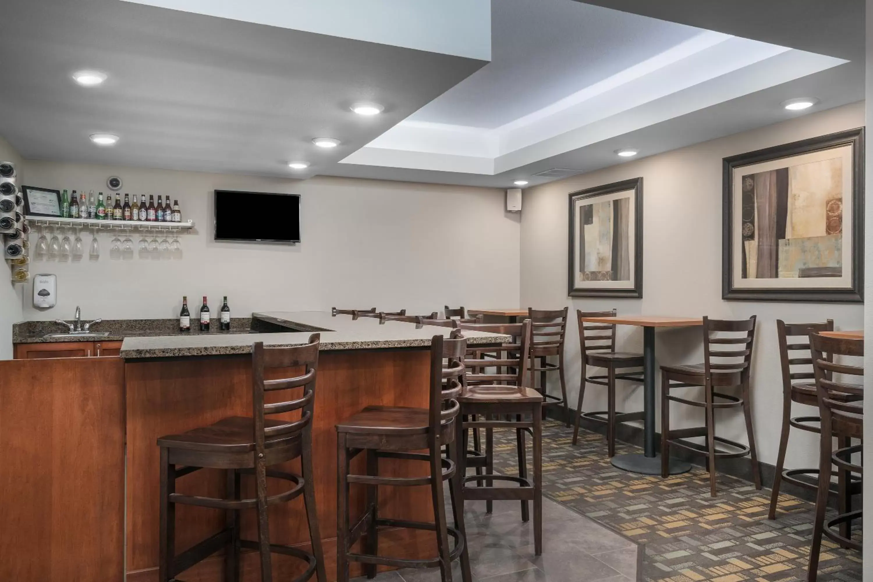 Lounge or bar, Restaurant/Places to Eat in AmericInn by Wyndham Hartford SD