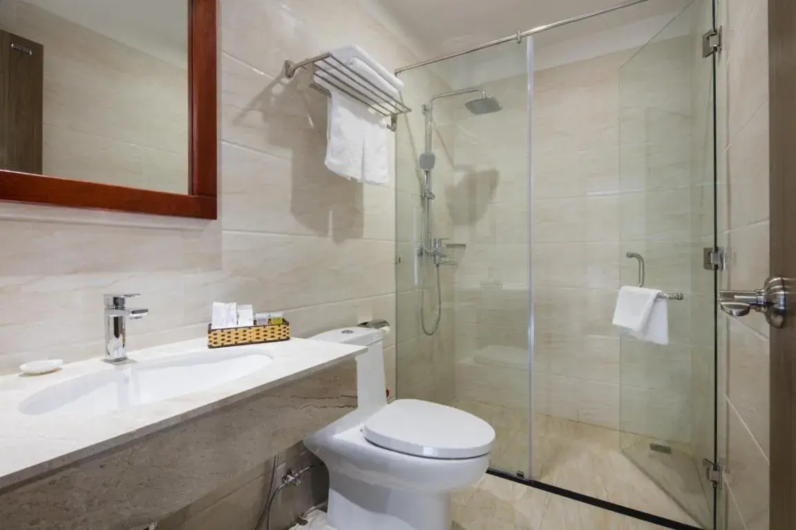 Shower, Bathroom in Maple Leaf Hotel & Apartment