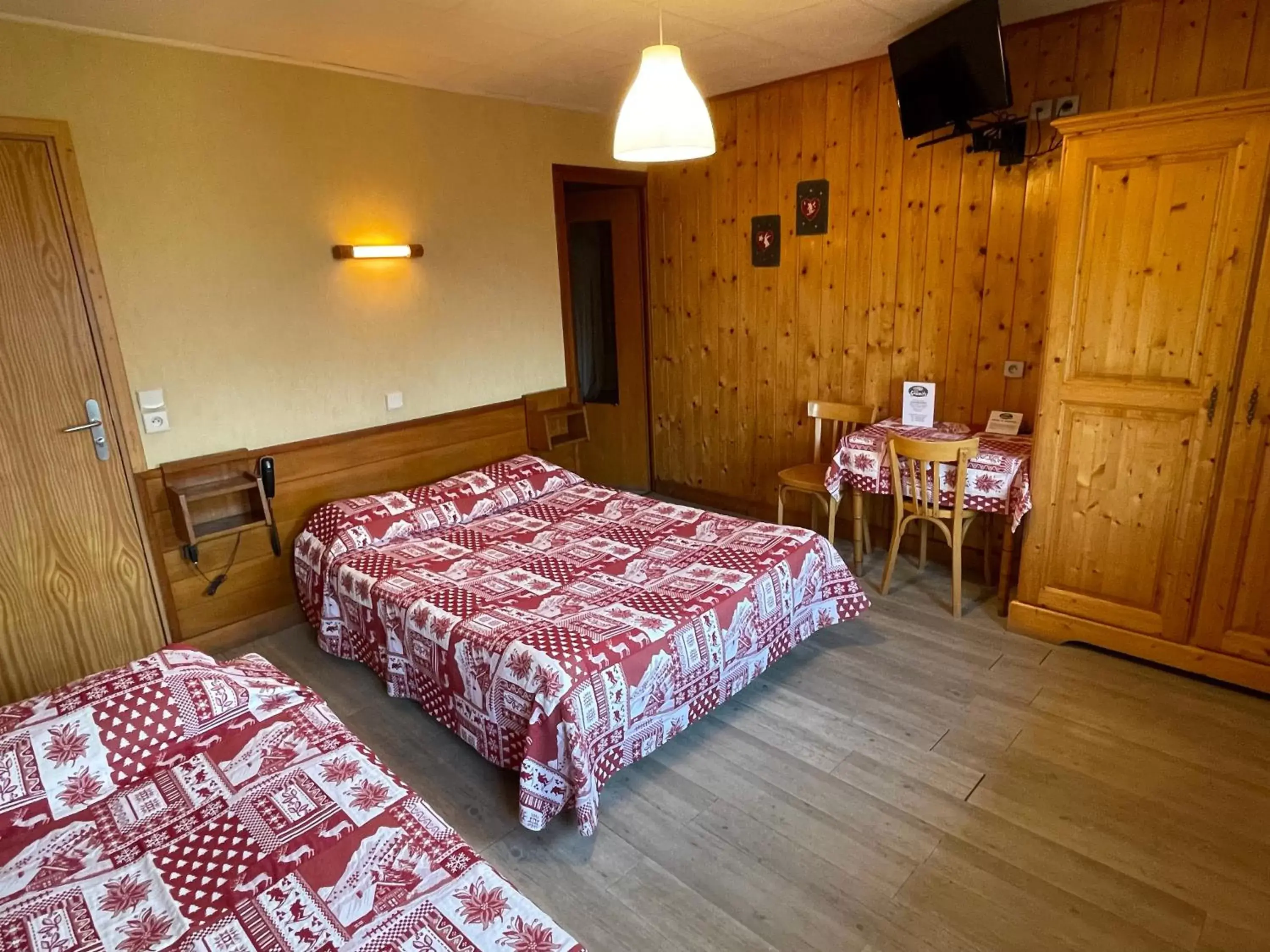 Triple Room in Hotel Les Granits Triple Room in Hotel Les Granits