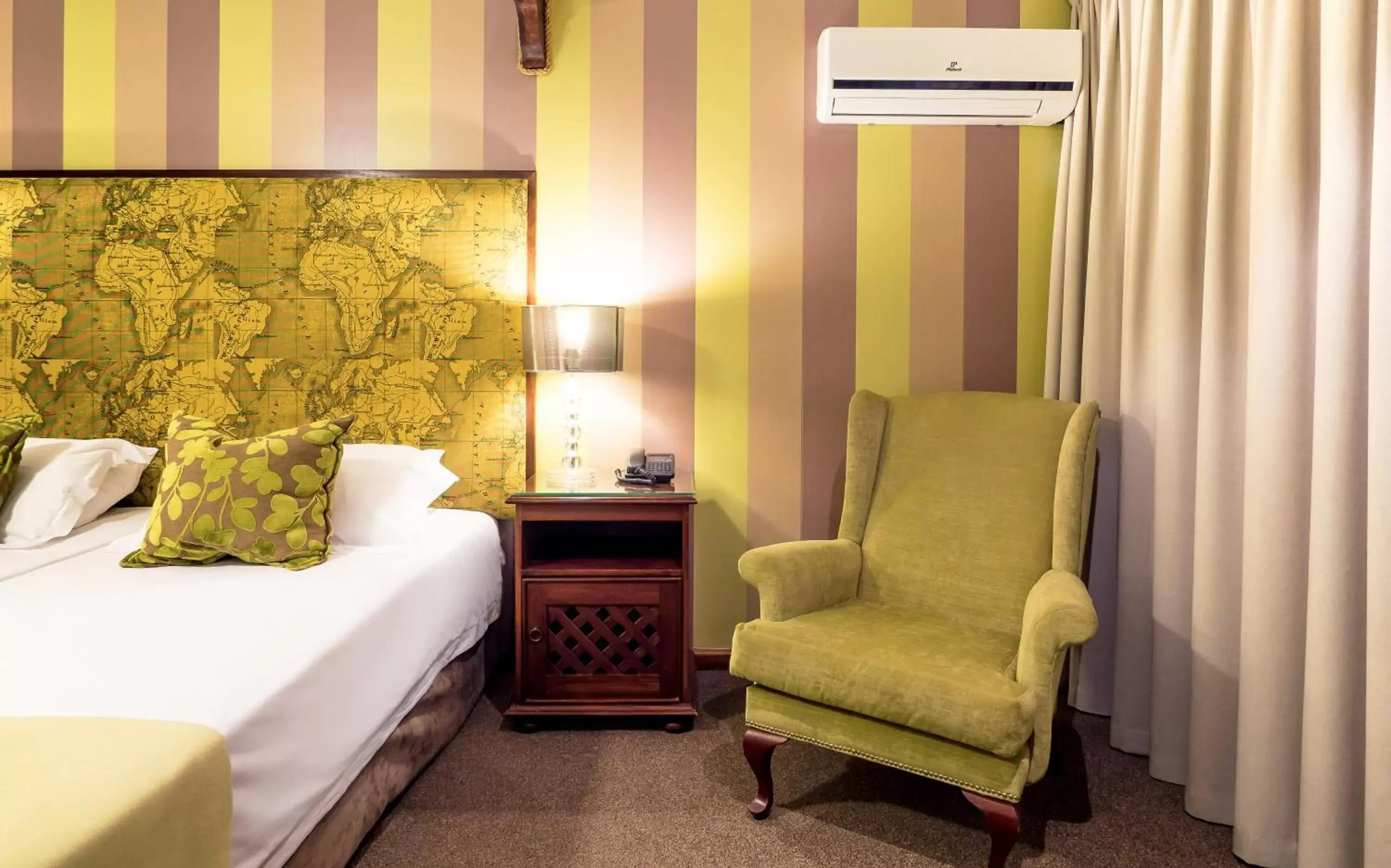 Bed in Knysna Log-Inn Hotel