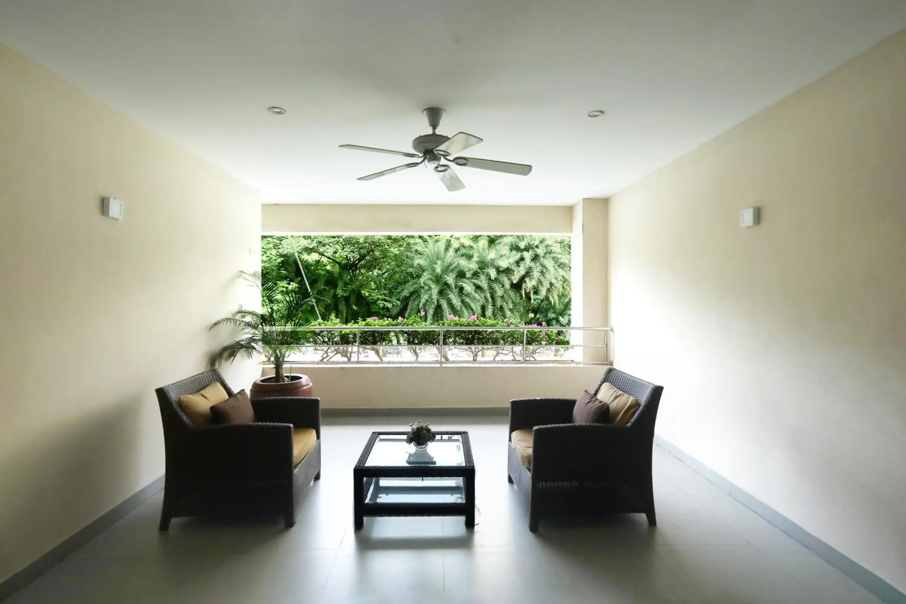 Balcony/Terrace, Seating Area in Somerset Greenways Chennai