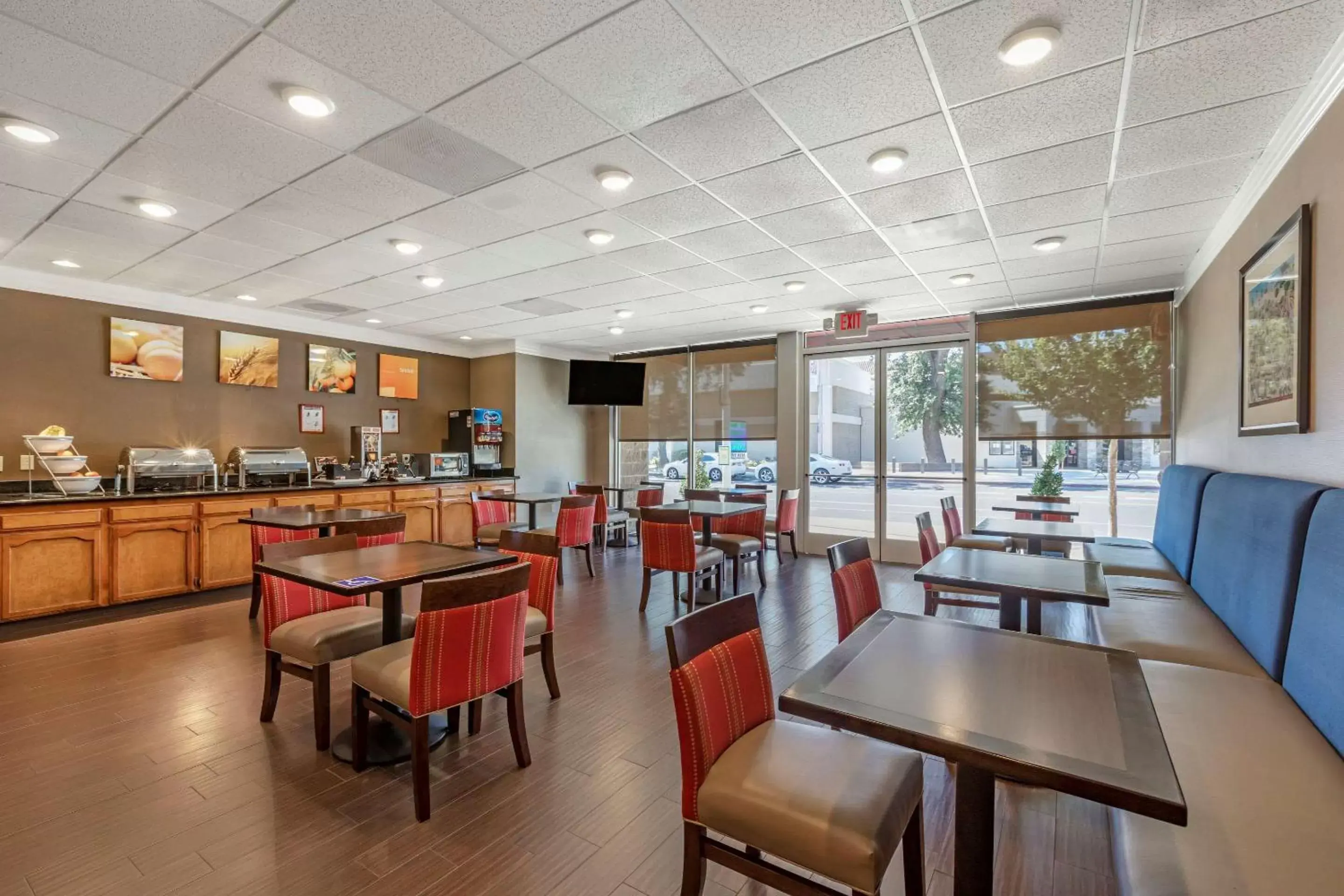 Restaurant/Places to Eat in Comfort Suites Visalia Convention Center