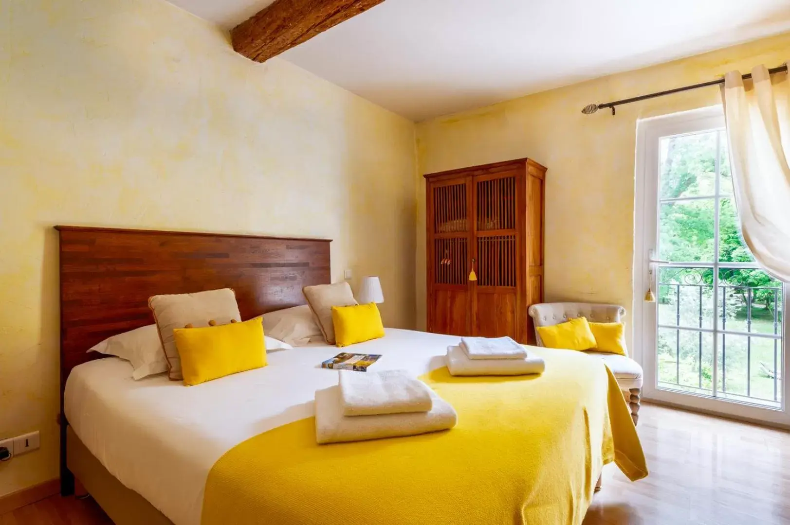 View (from property/room), Bed in Hôtel & SPA Ventoux Provence "Domaine des Tilleuls"