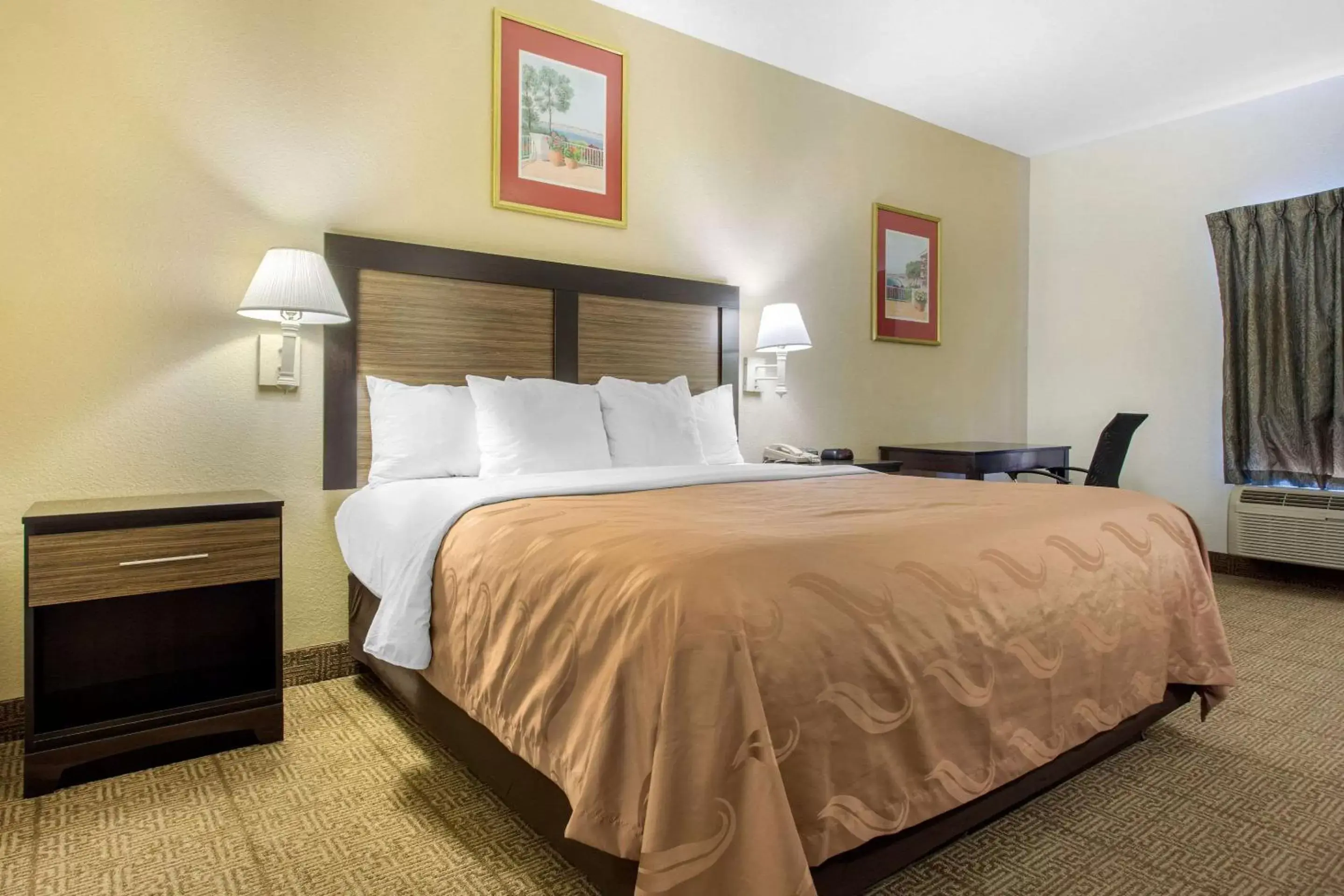 Photo of the whole room, Bed in Quality Inn Surfside Myrtle Beach