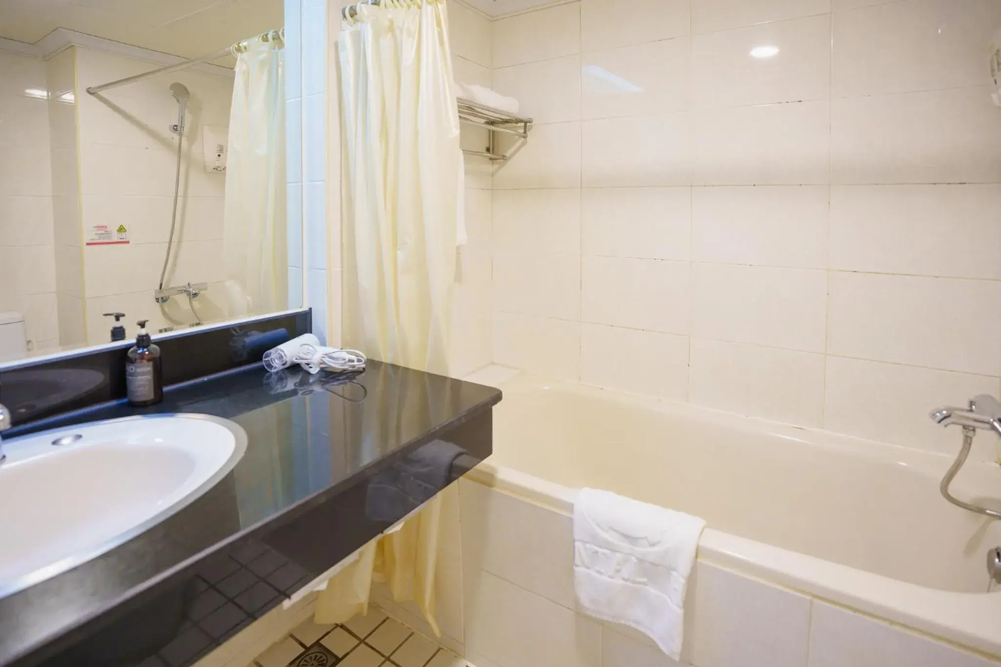 Bathroom in Oriental Hotel