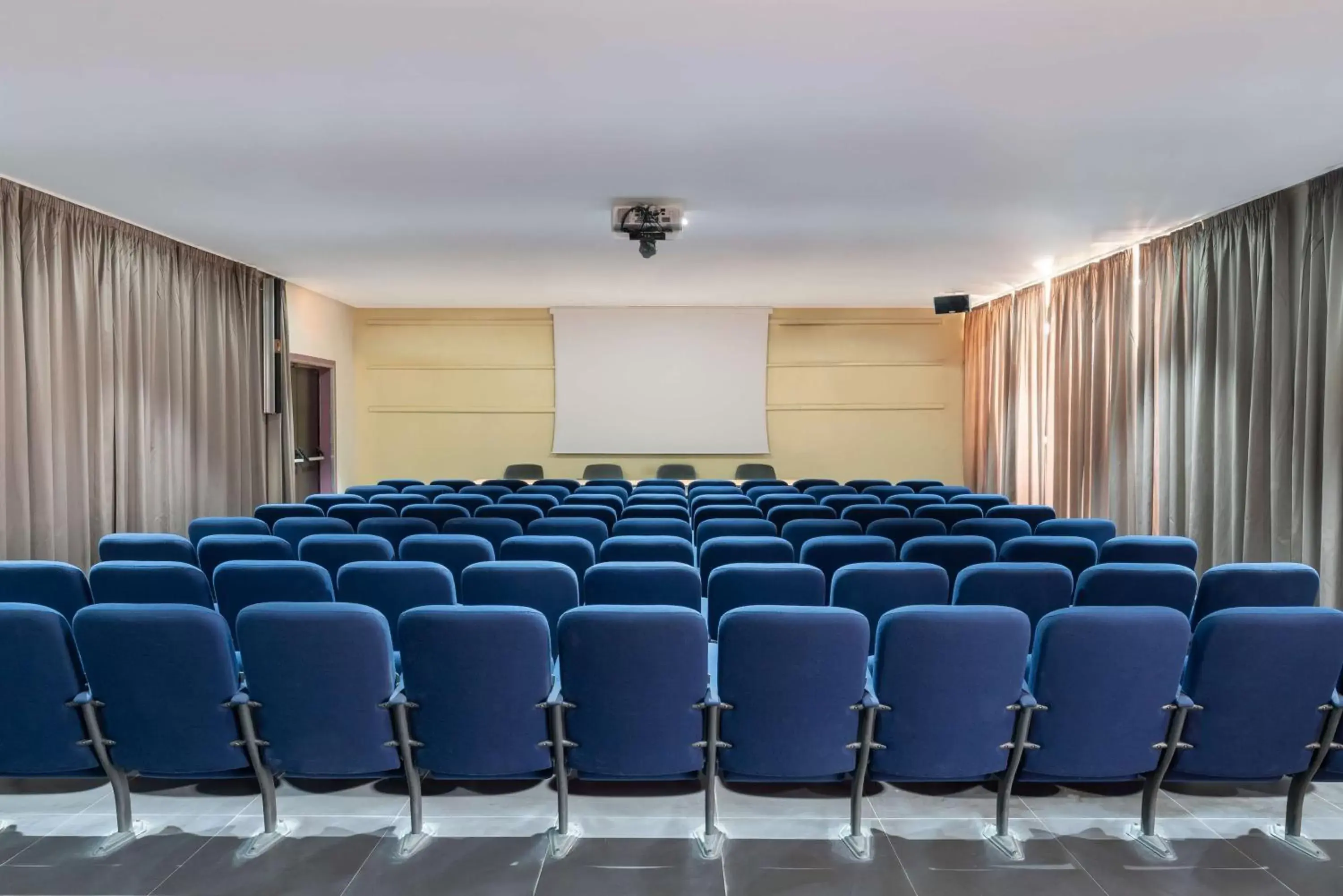 Meeting/conference room in Radisson Blu Hotel N'Djamena