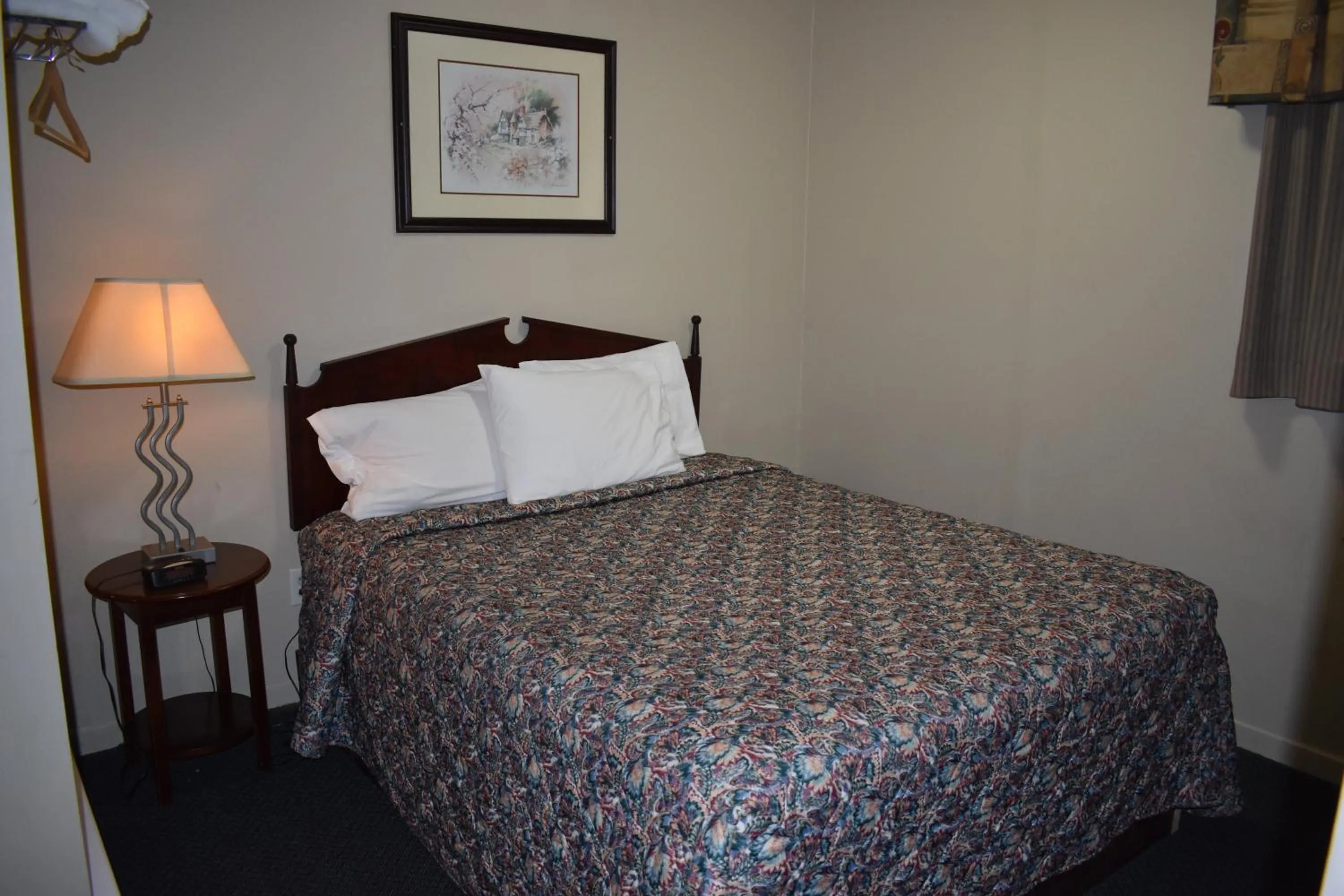 Bed in Hope Inn and Suites