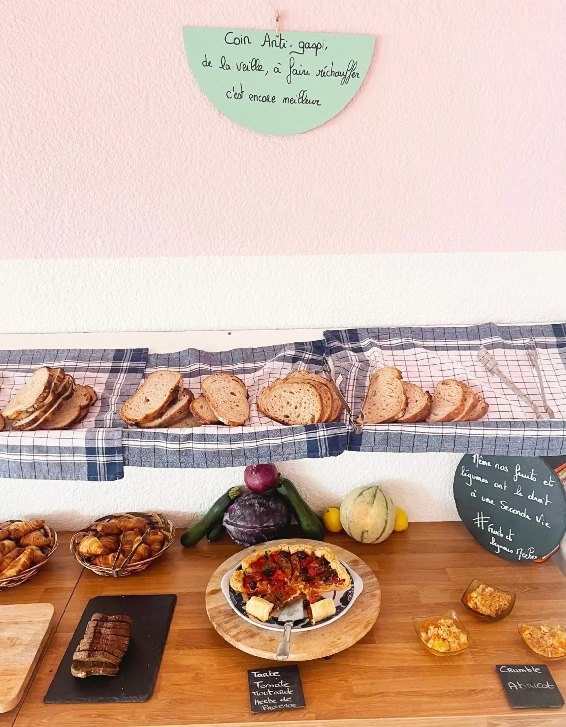 Buffet breakfast in greet hôtel Pont du Gard - Route d'Avignon