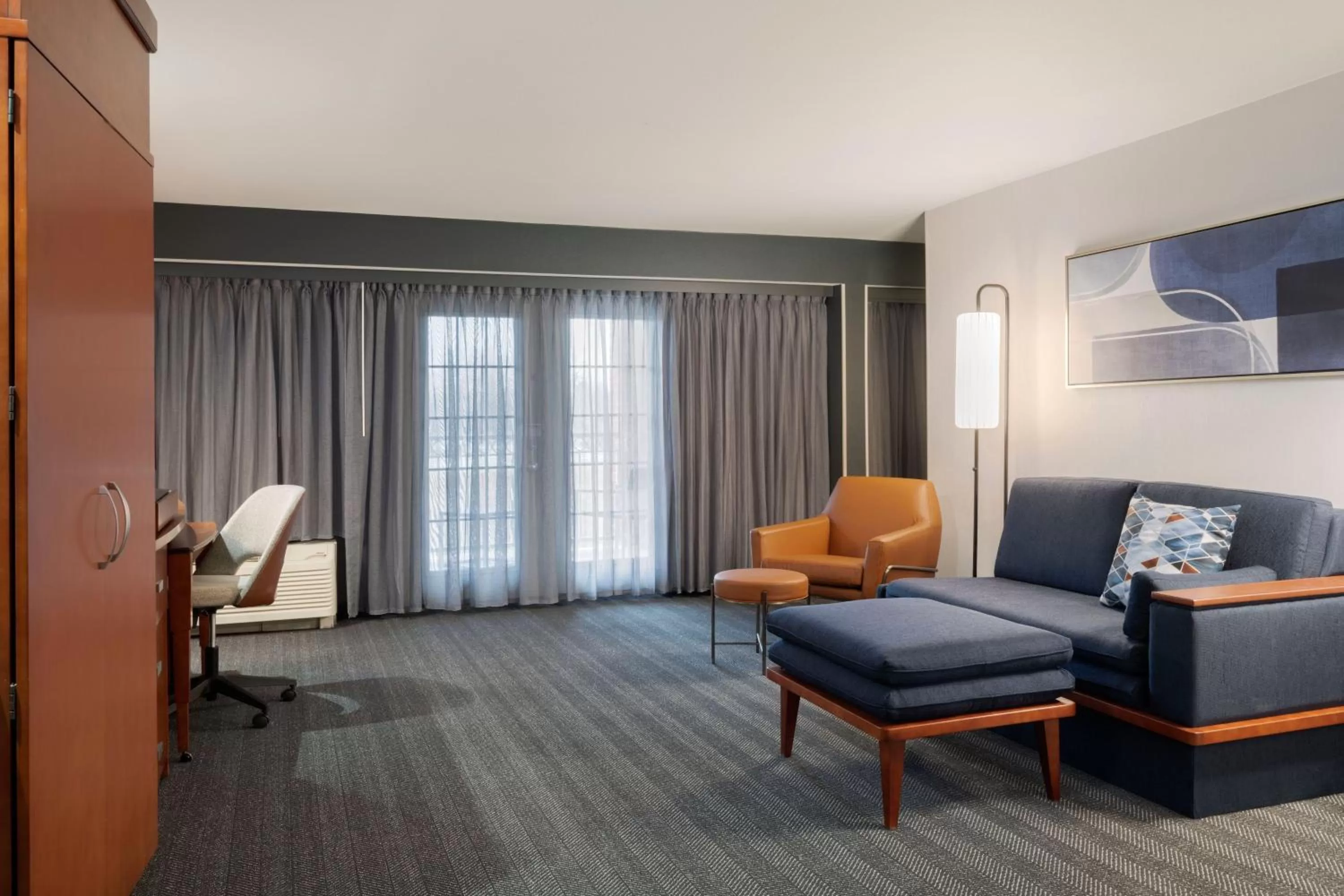 Living room in Courtyard by Marriott Columbus New Albany
