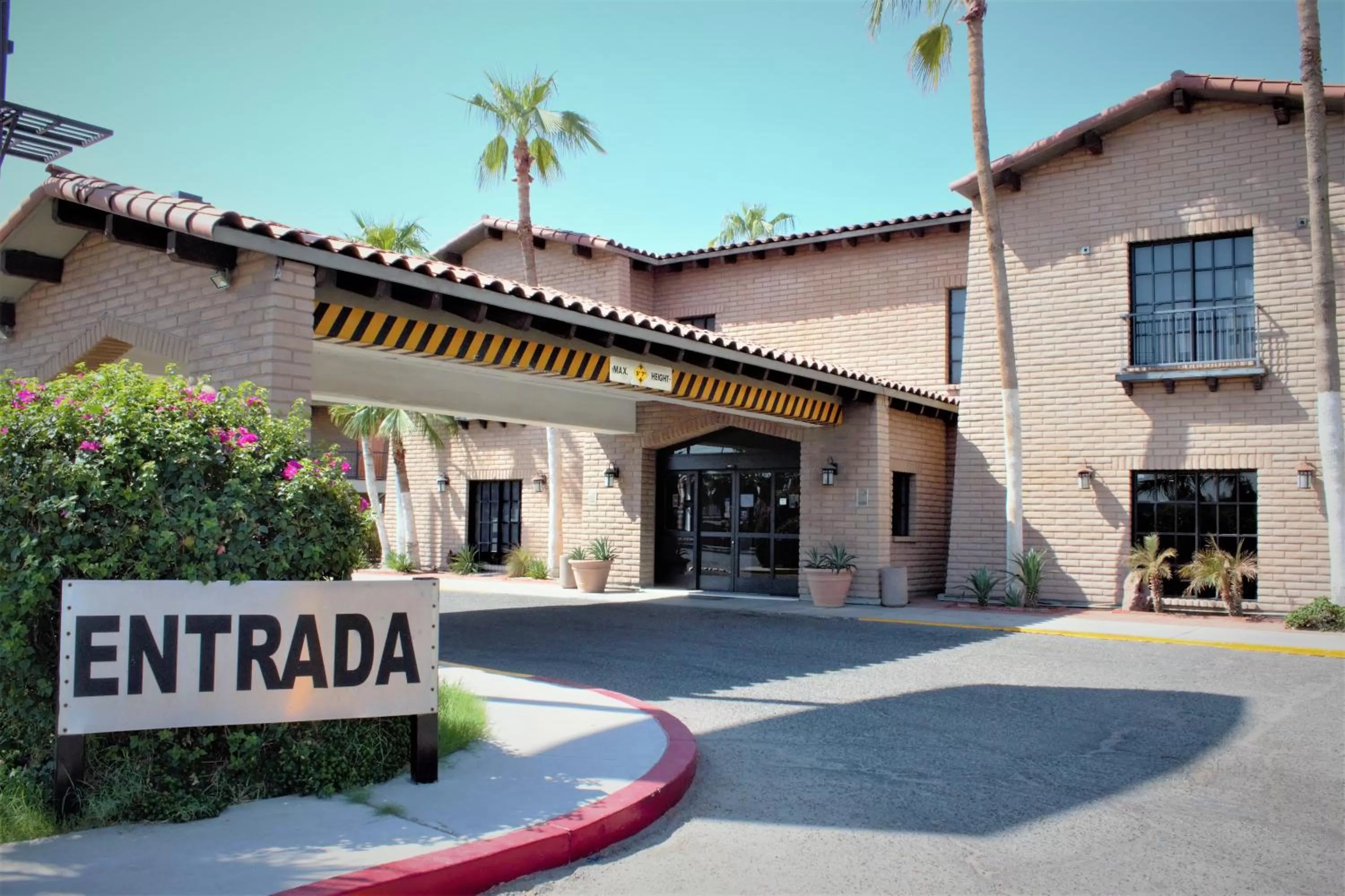 Facade/entrance in Hotel Colonial Mexicali