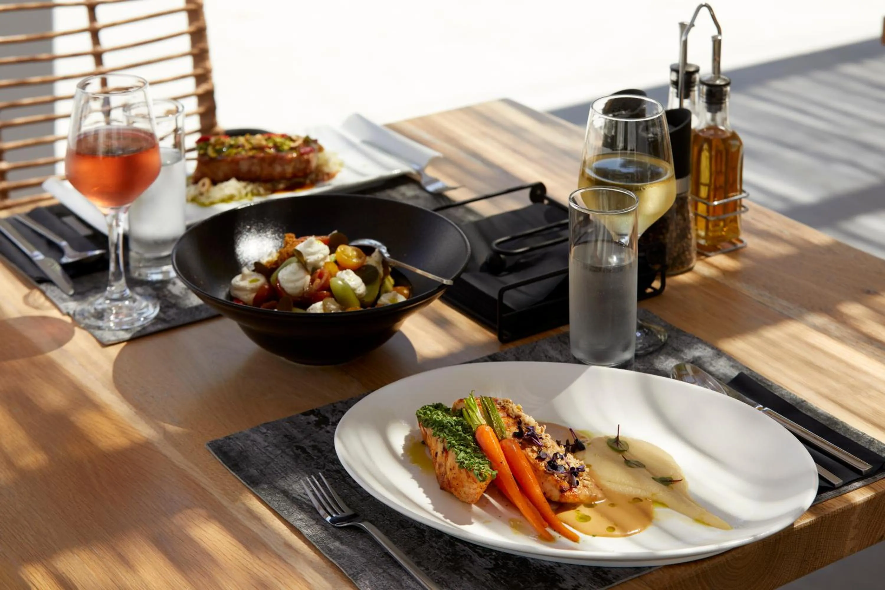 Restaurant/places to eat in Kalisti Hotel & Suites