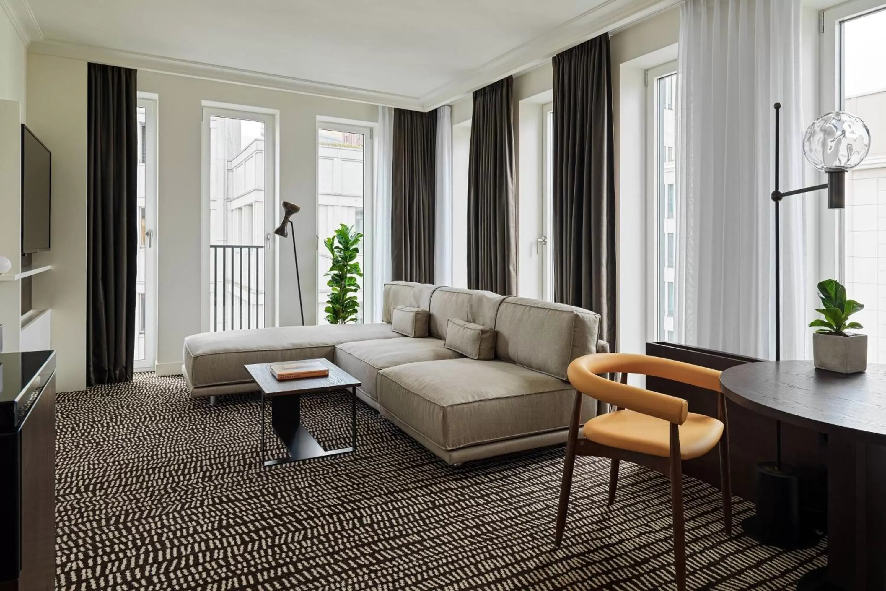 Living room, Seating Area in Berlin Marriott Hotel